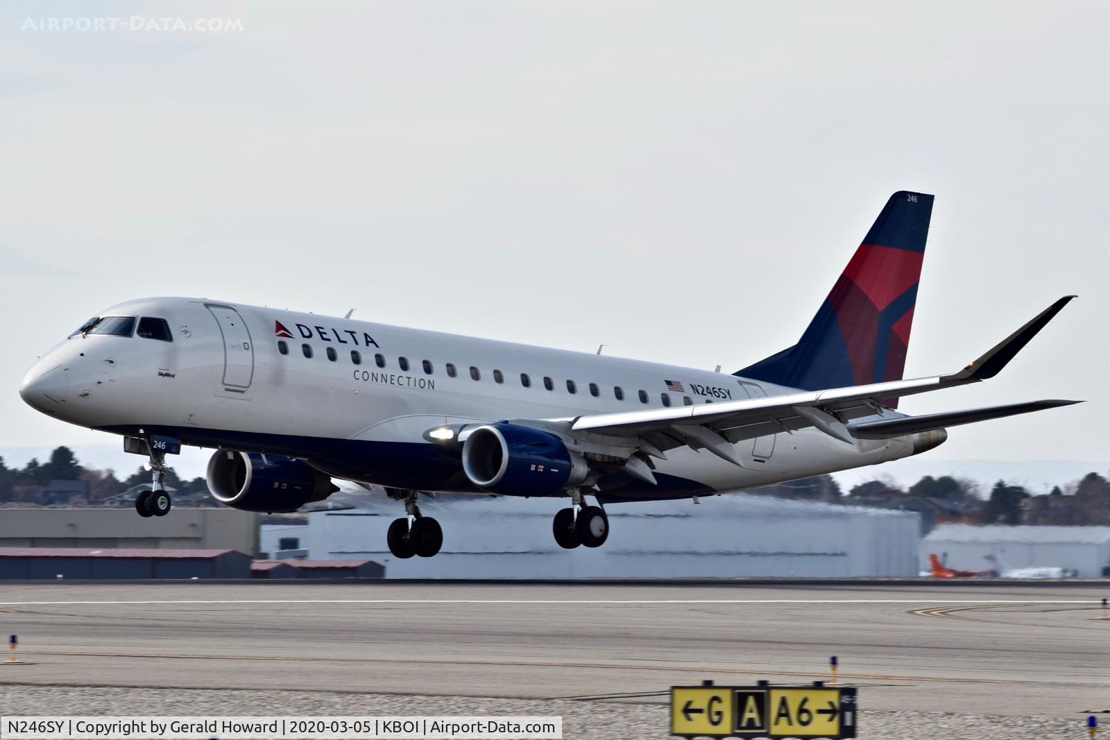 N246SY, 2016 Embraer 175LR (ERJ-170-200LR) C/N 17000607, Landing 10L.