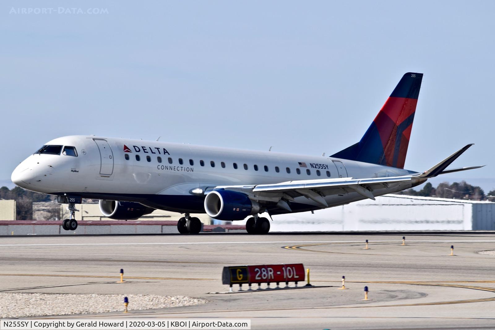 N255SY, 2016 Embraer 175LR (ERJ-170-200LR) C/N 17000622, Landing 10L.