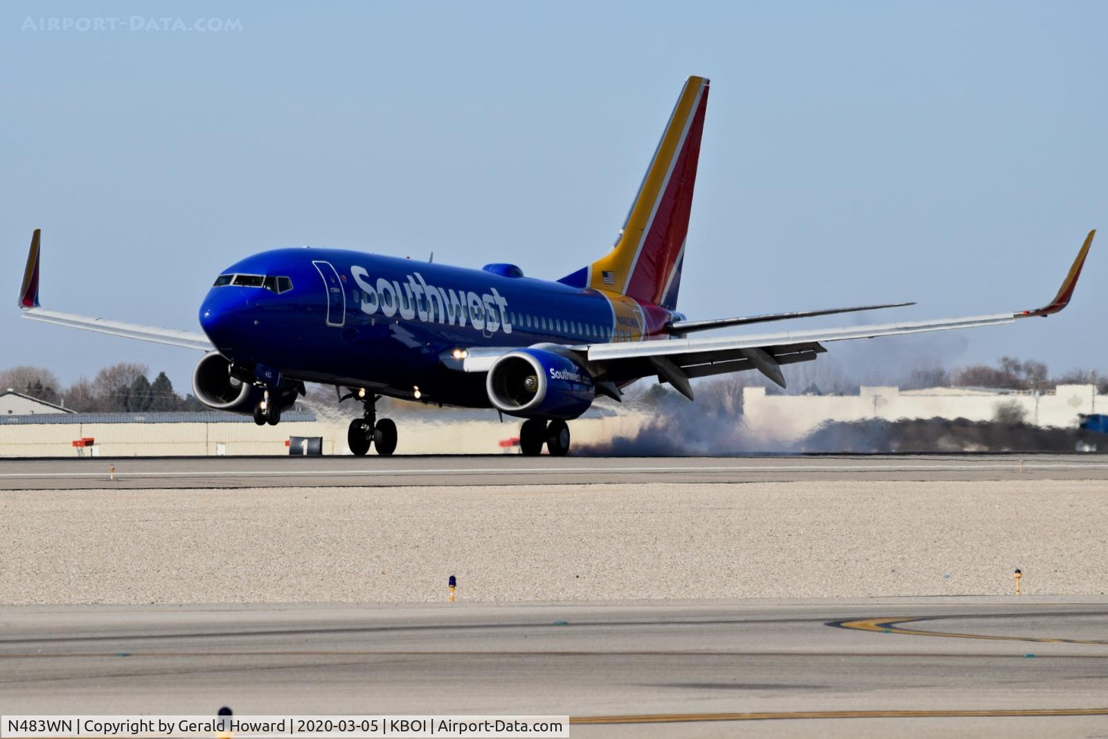 N483WN, 2004 Boeing 737-7H4 C/N 32472, Landing 10L.