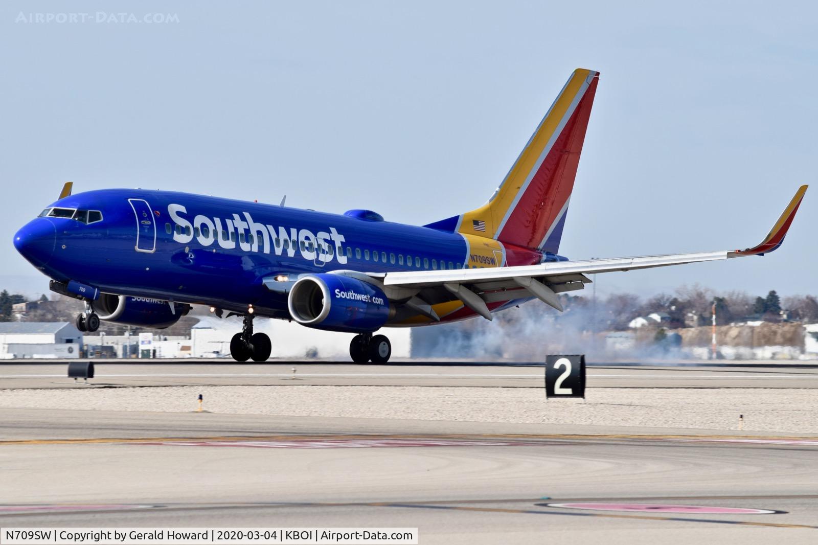 N709SW, 1998 Boeing 737-7H4 C/N 27843, Landing 10L.