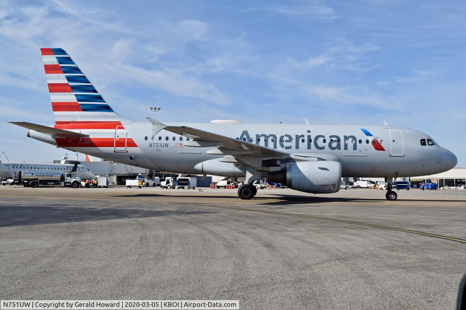 N751UW, 2000 Airbus A319-112 C/N 1317, Taxiing to the gate.
