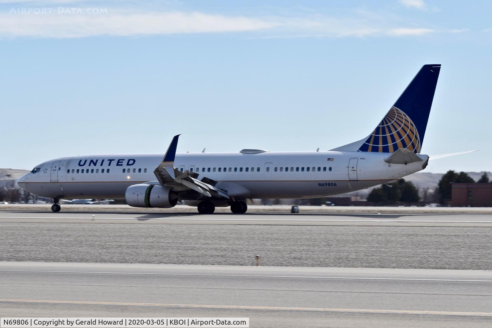 N69806, 2013 Boeing 737-924/ER C/N 42742, Landing roll out.