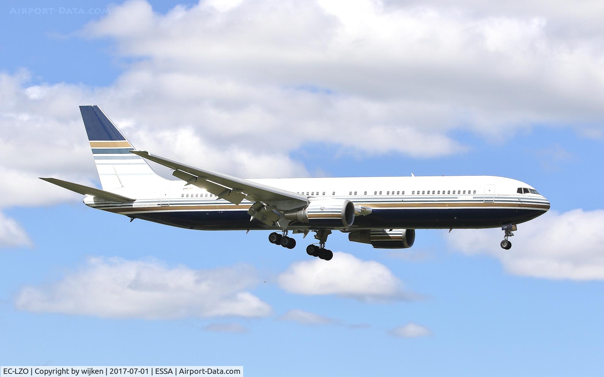 EC-LZO, 1995 Boeing 767-35D/ER C/N 27902, RWY 01L