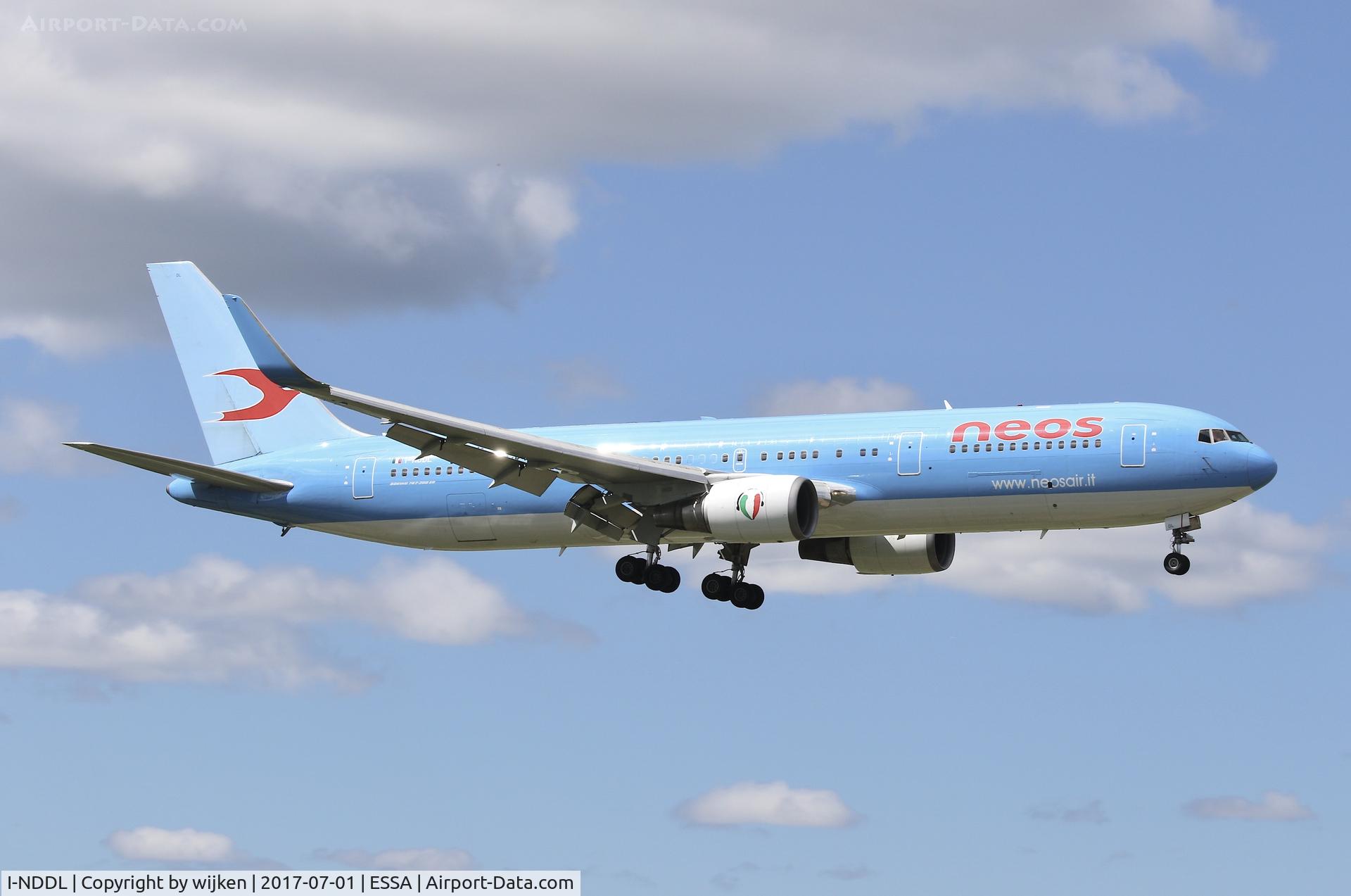 I-NDDL, 1995 Boeing 767-324 C/N 27568, RWY 01L