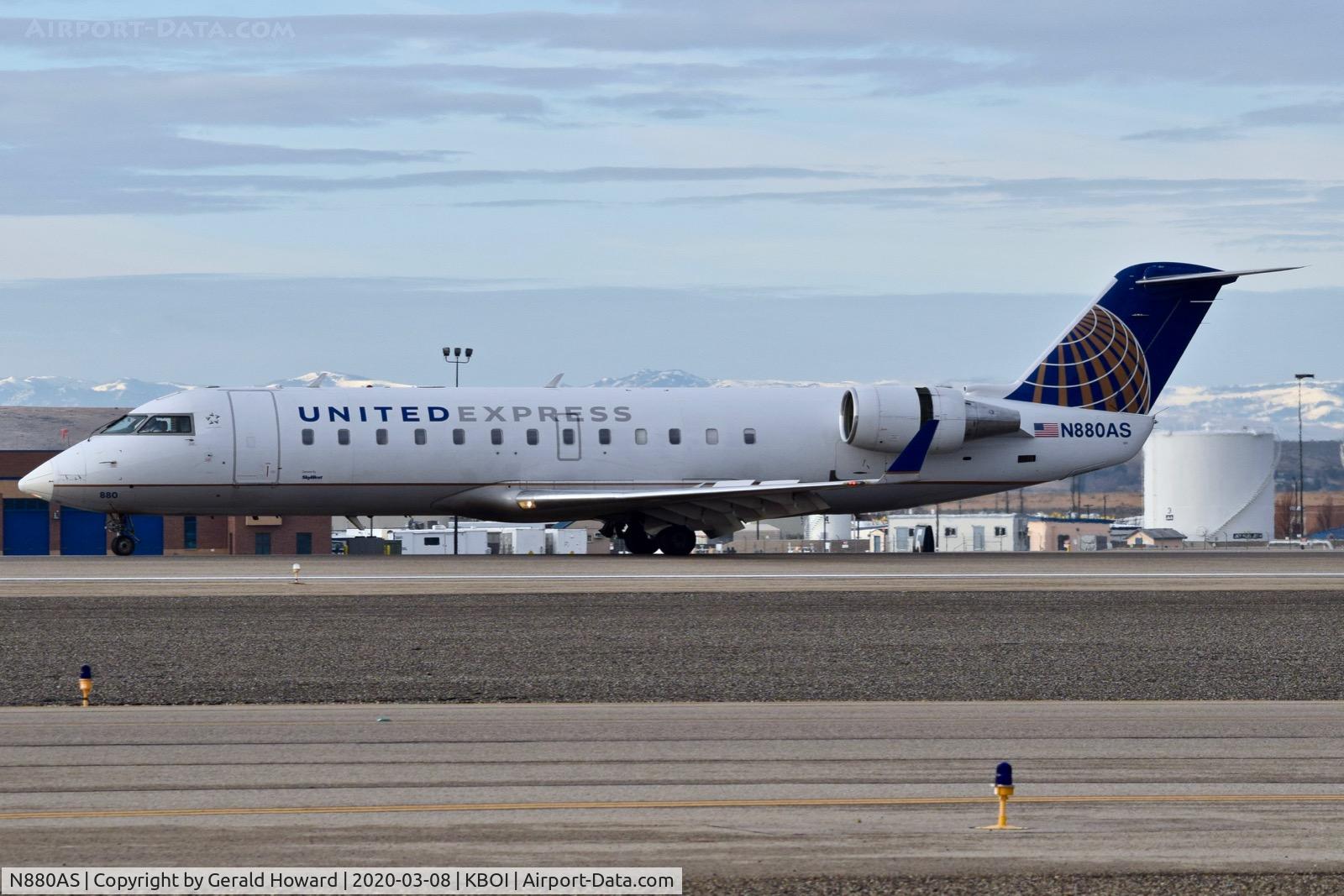 N880AS, 2002 Bombardier CRJ-200ER (CL-600-2B19) C/N 7606, Landing 10L.
