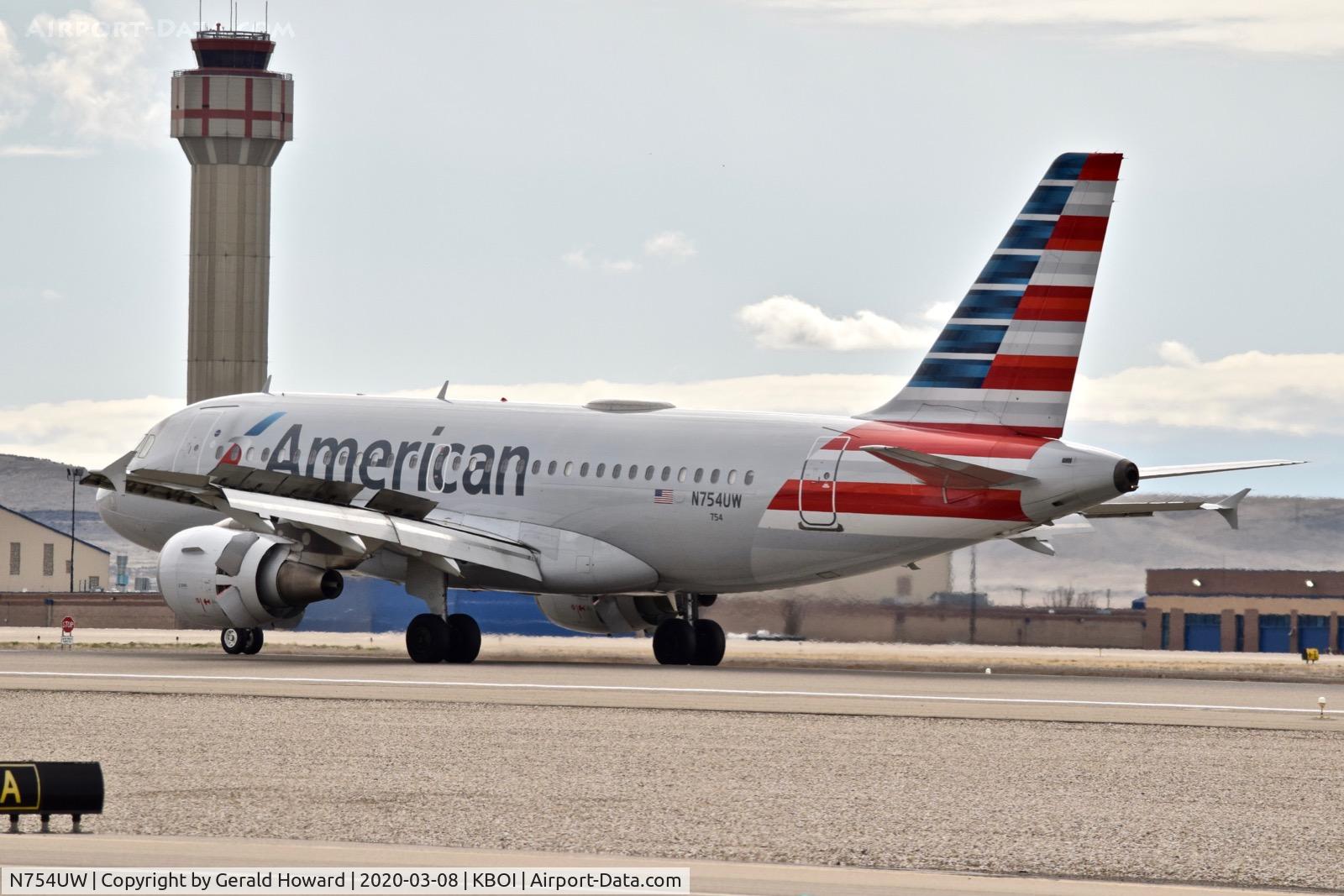 N754UW, 2000 Airbus A319-112 C/N 1328, Landing roll out.