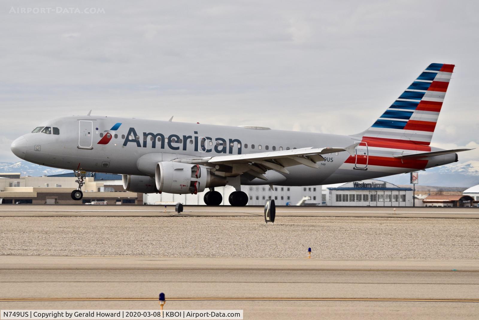 N749US, 2000 Airbus A319-112 C/N 1313, Reverse thrusters out.