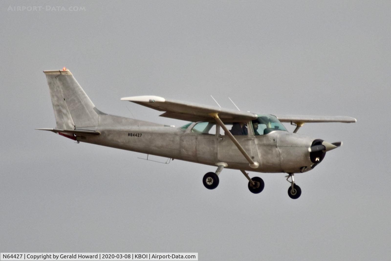 N64427, 1975 Cessna 172M C/N 17265219, Landing 10L.