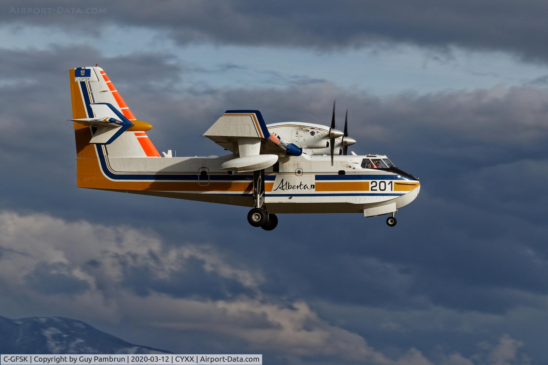 C-GFSK, 1986 Canadair CL-215-V (CL-215-1A10) C/N 1085, Short final