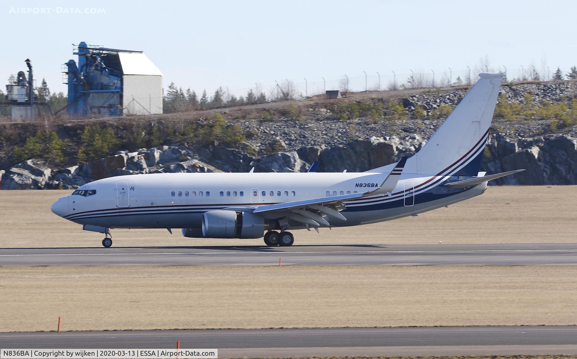 N836BA, 2000 Boeing 737-7BC C/N 30756, RWY 01R