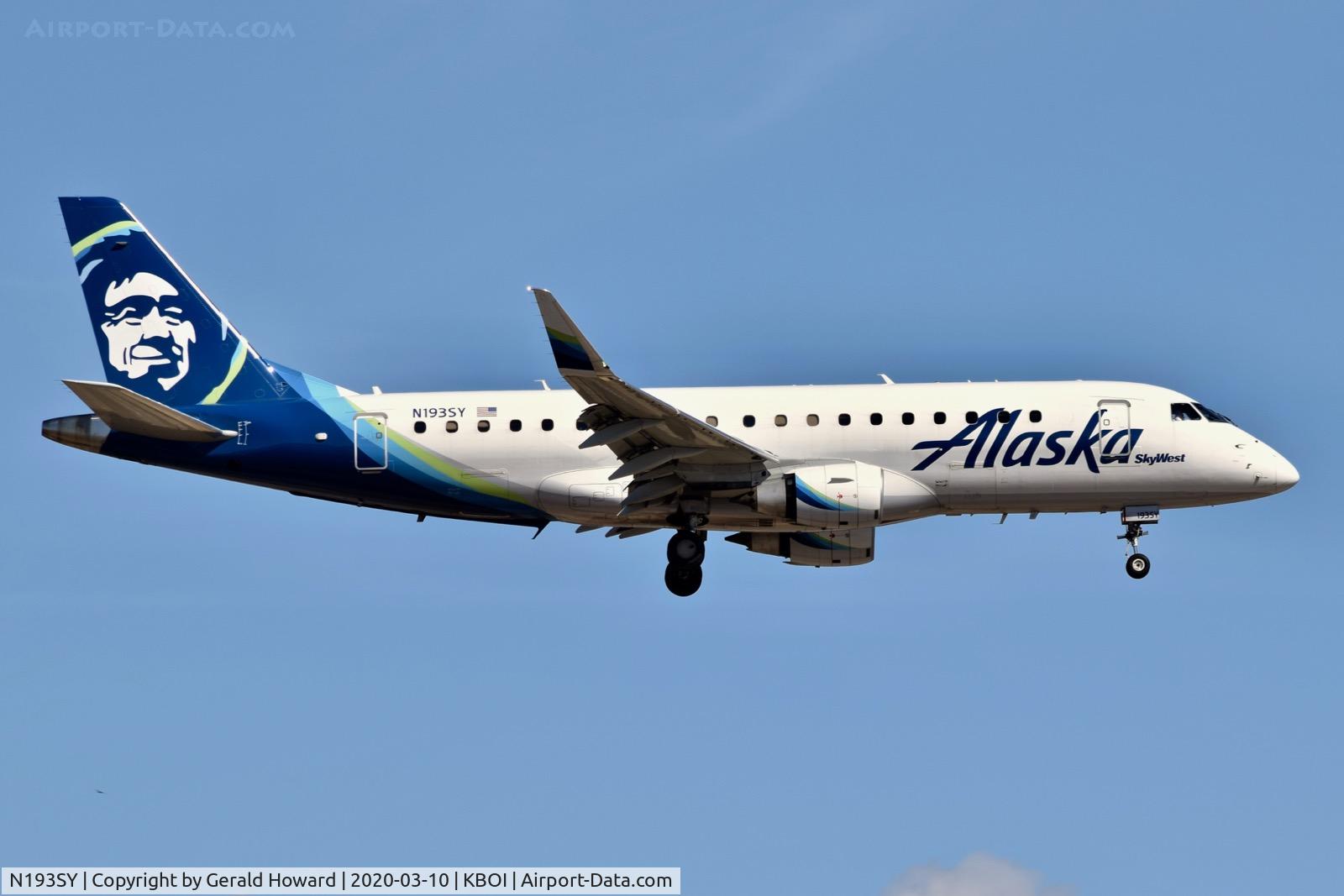 N193SY, 2017 Embraer 175LR (ERJ-170-200LR) C/N 17000690, Landing 10L.