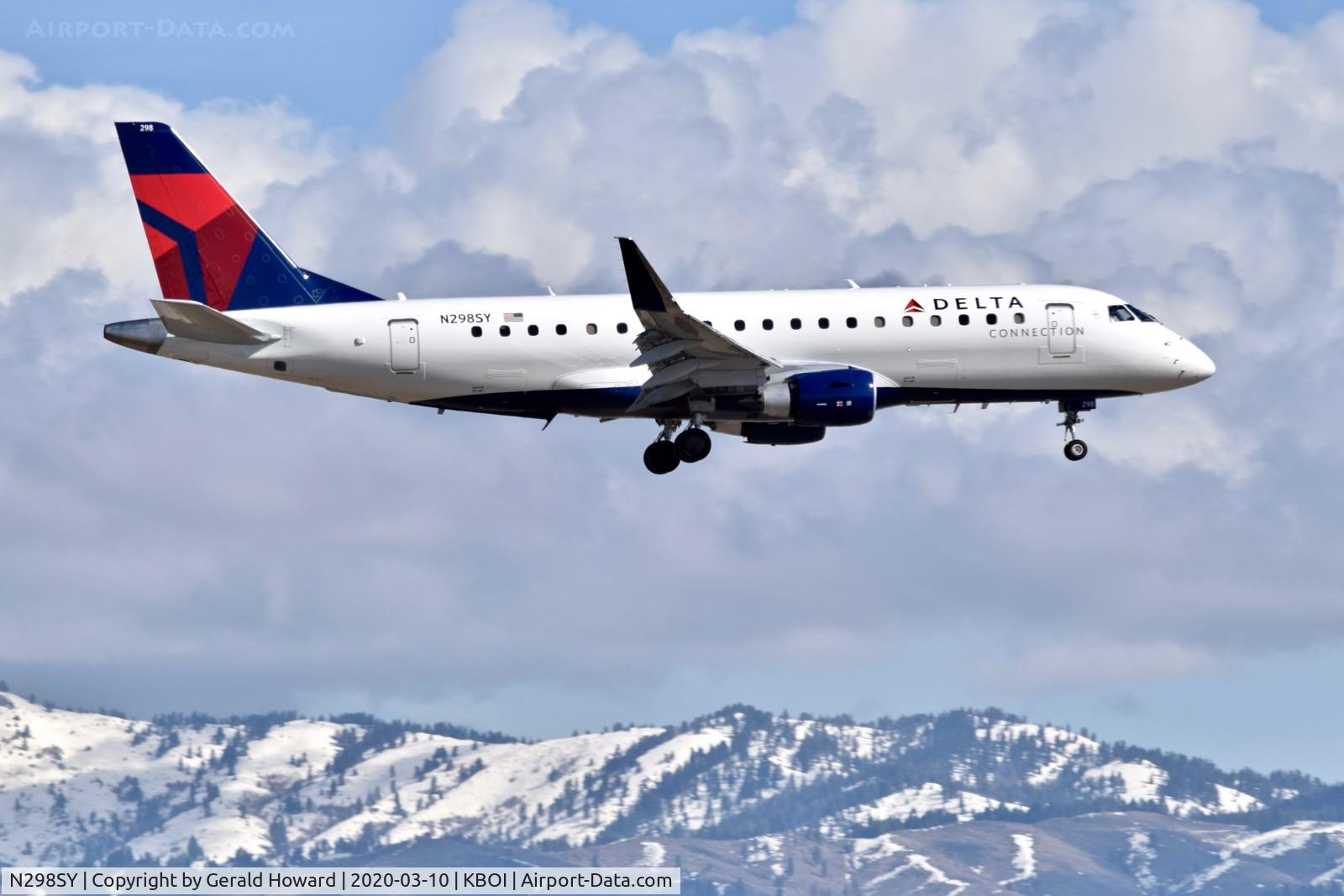 N298SY, 2019 Embraer 175LR (ERJ-170-200LR) C/N 17000832, Landing 10L.