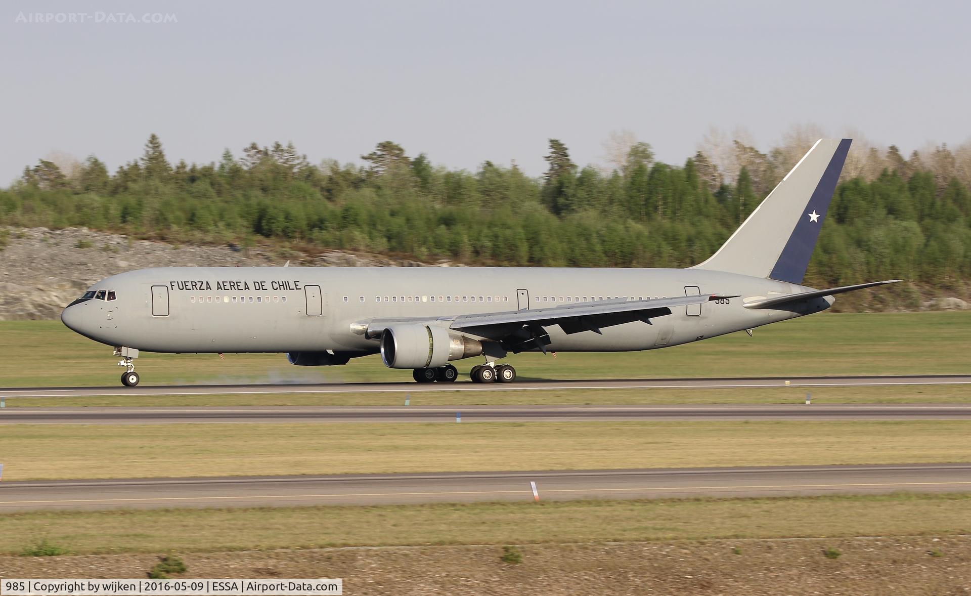 985, 1993 Boeing 767-3Y0/ER C/N 26205, RWY 01R