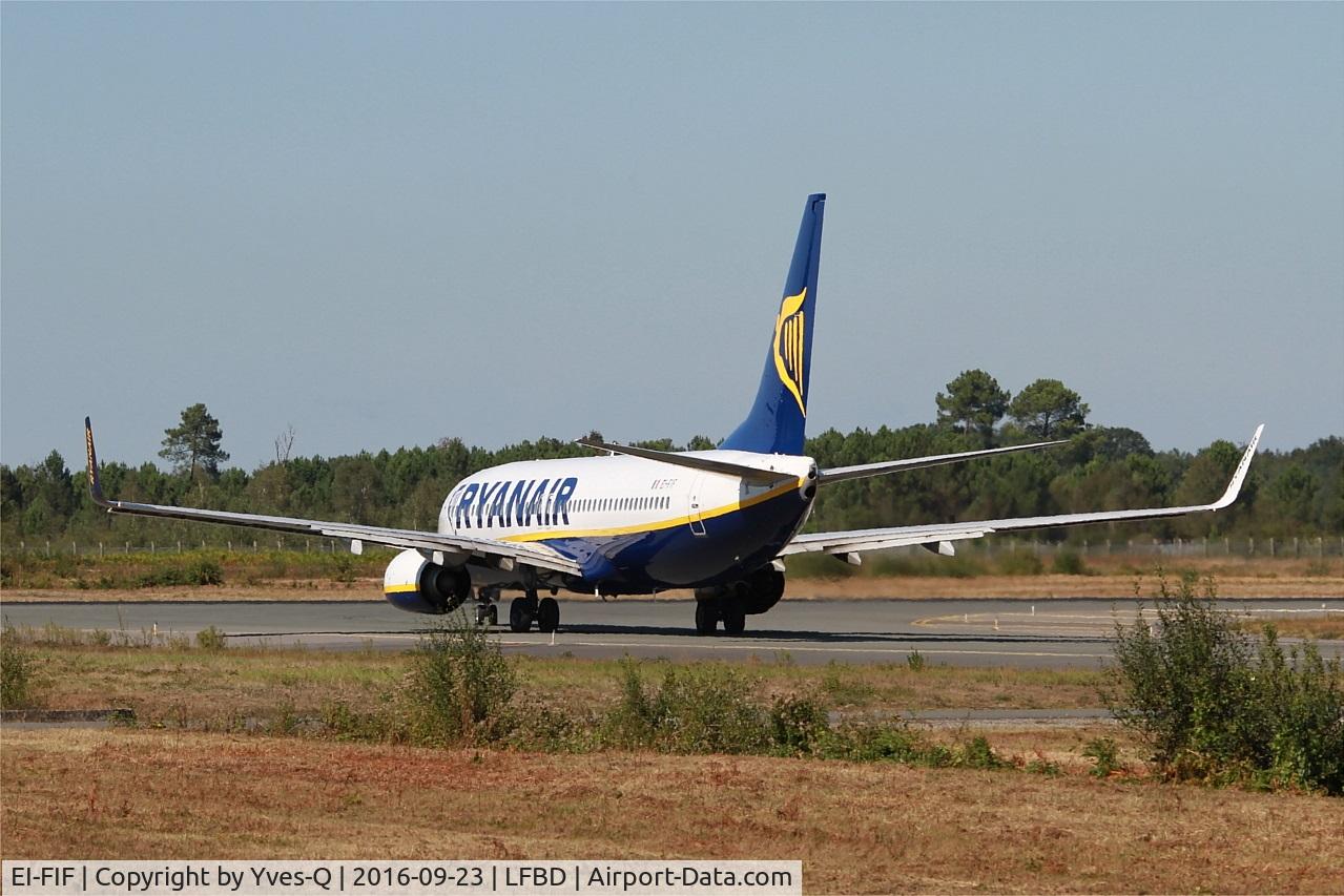 EI-FIF, 2015 Boeing 737-8AS C/N 44696, Boeing 737-8AS, Lining up rwy 05, Bordeaux Mérignac airport (LFBD-BOD)