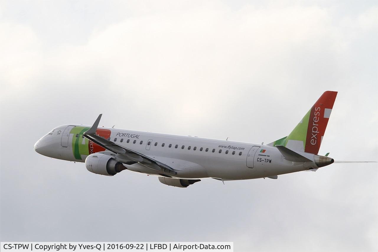 CS-TPW, 2012 Embraer 190LR (ERJ-190-100LR) C/N 19000550, Embraer ERJ-190LR, Climbing from rwy 23, Bordeaux Mérignac airport (LFBD-BOD)
