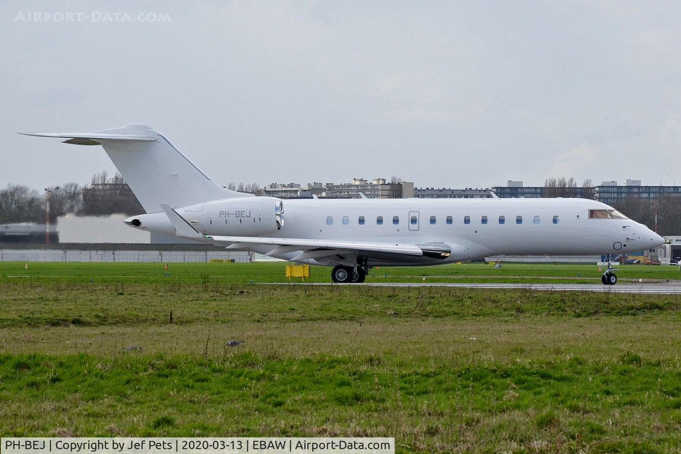 PH-BEJ, 2019 Bombardier BD-700-1A11 Global 5000 C/N 9874, Lining up runway 29.