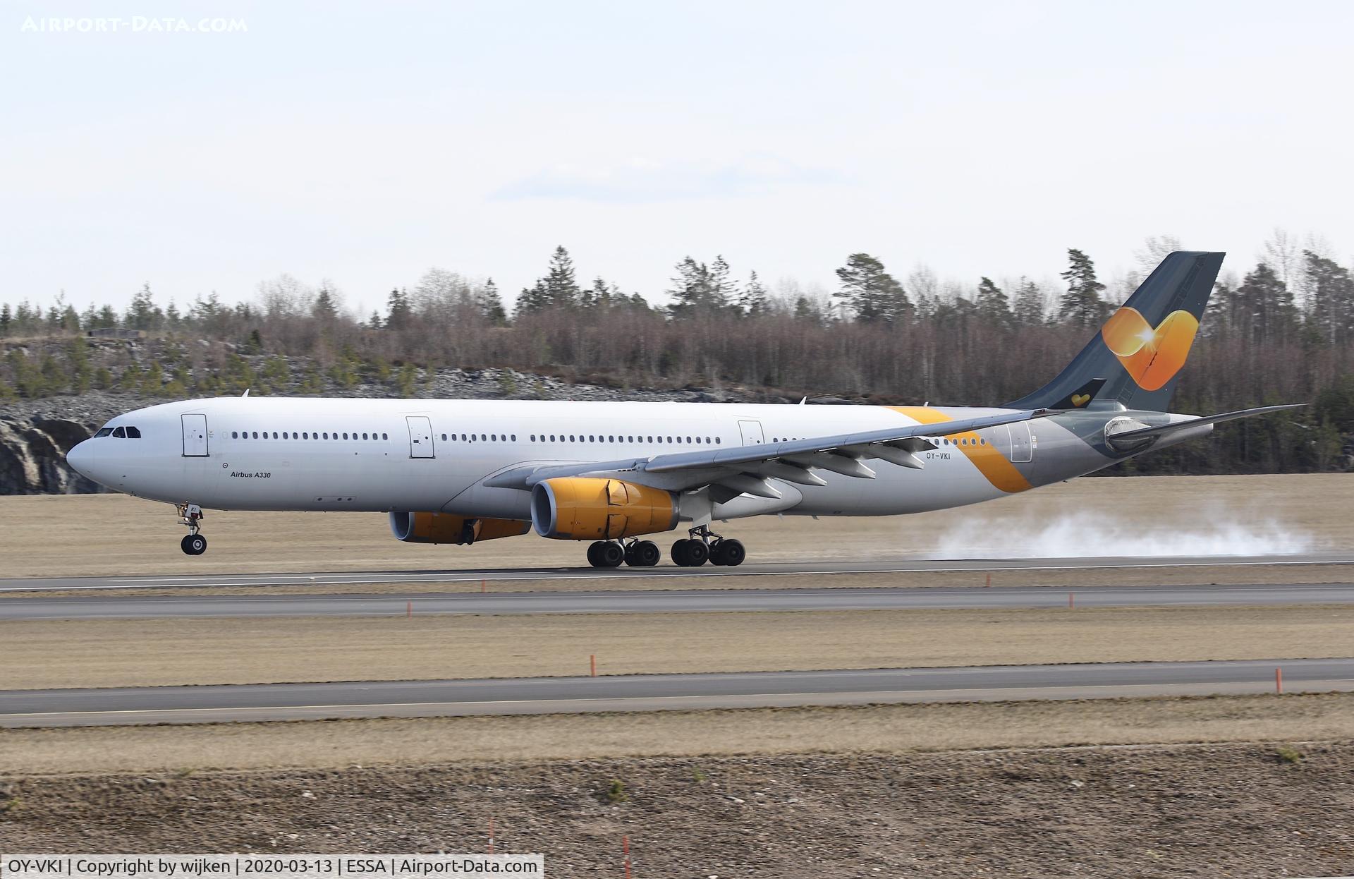 OY-VKI, 2000 Airbus A330-343X C/N 357, RWY 01R