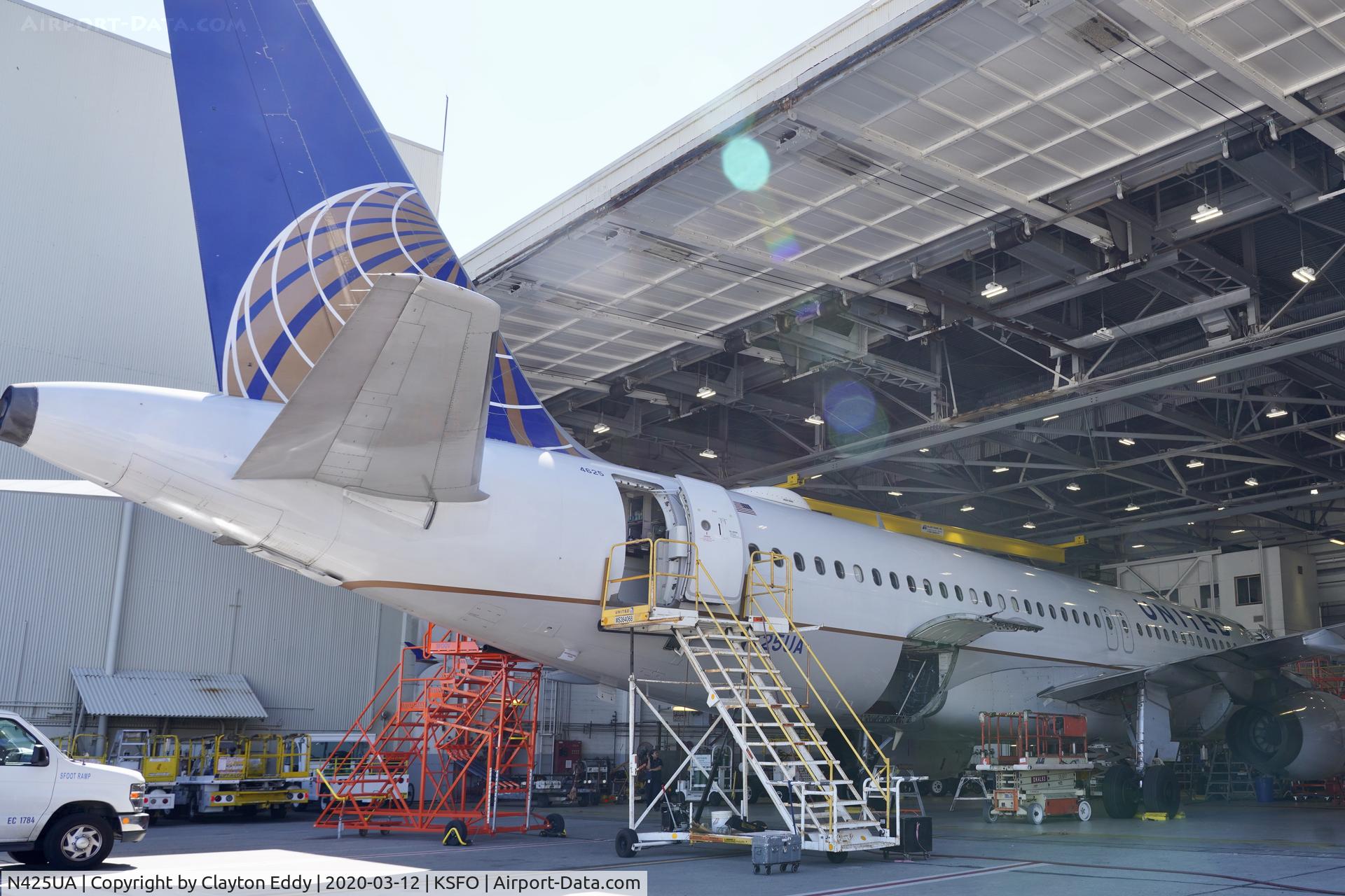 N425UA, 1995 Airbus A320-232 C/N 508, Sky Terrace SFO 2020.