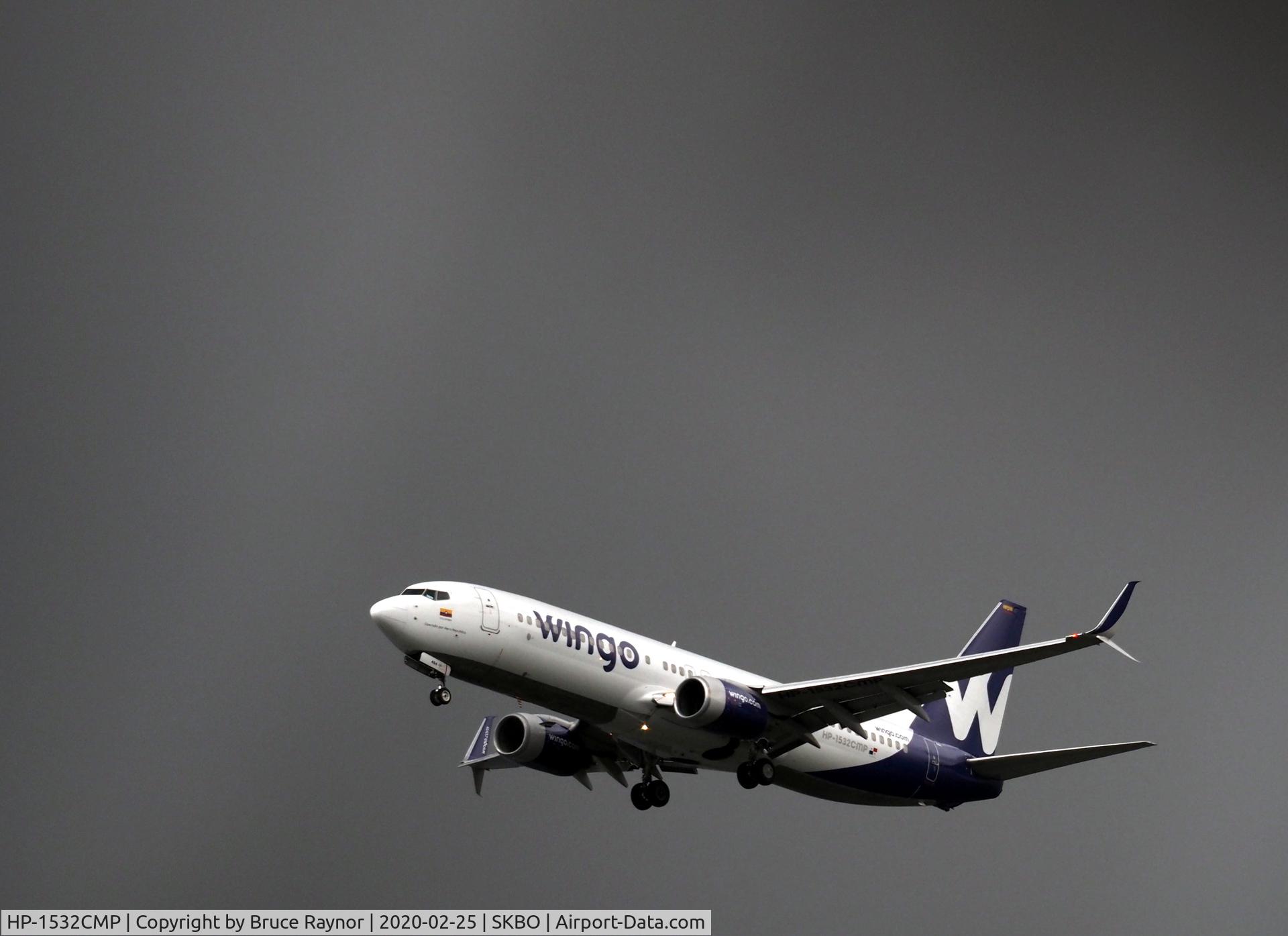 HP-1532CMP, 2007 Boeing 737-8V3 C/N 35068, On approach in Wingo livery over Bogota's Botanical Gardens