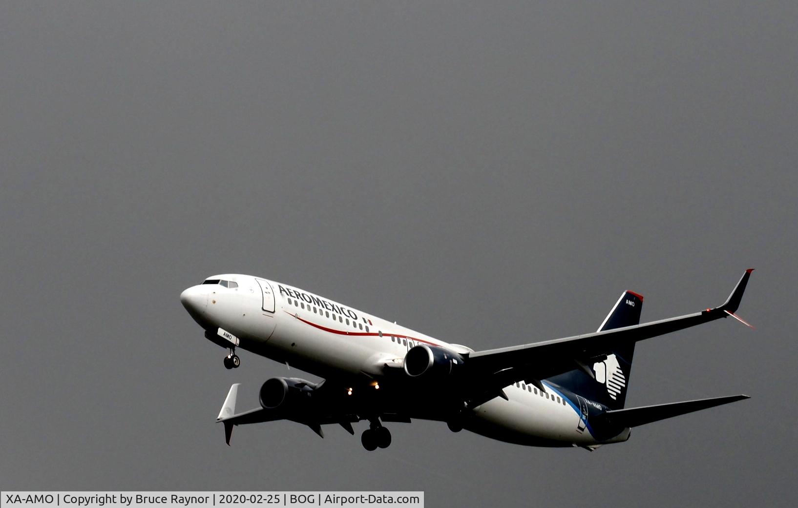 XA-AMO, 2015 Boeing 737-852 C/N 43665, On final approach over Bogota's Botanical Gardens
