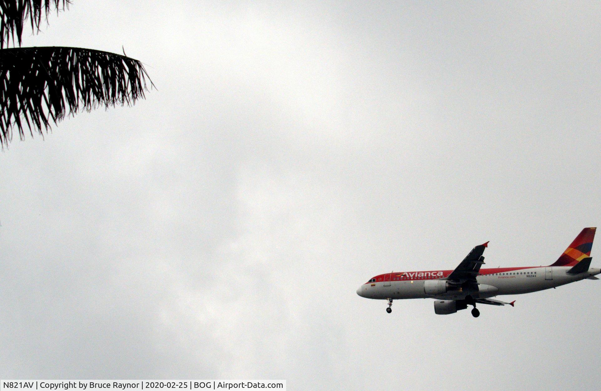 N821AV, 2011 Airbus A320-214 C/N 4821, Final approach over Bogota Botanical Gardens