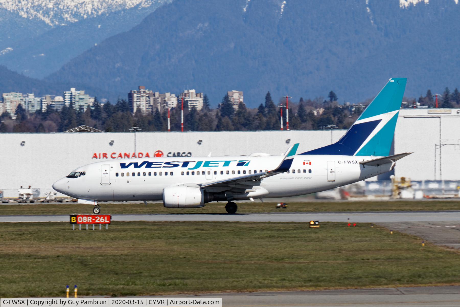 C-FWSX, 2004 Boeing 737-7CT C/N 32761, Departing