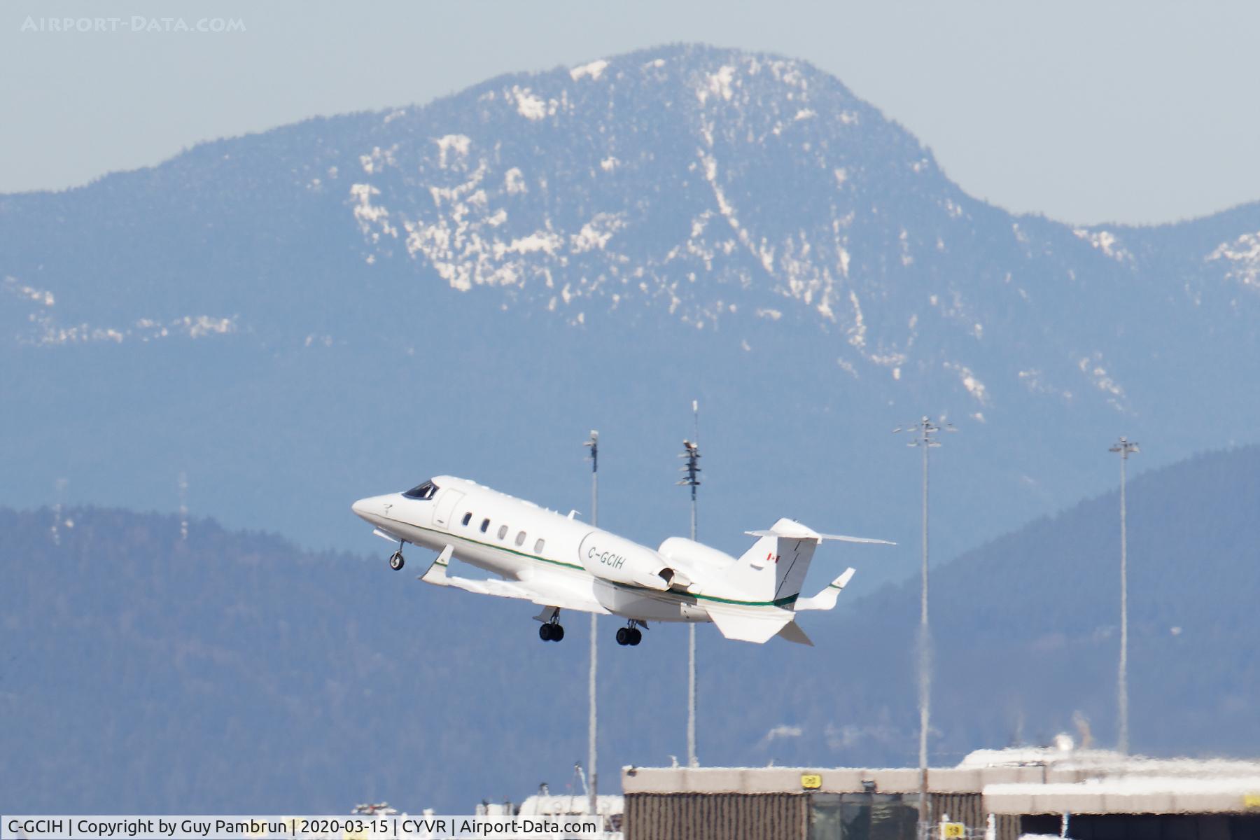 C-GCIH, 1995 Learjet 60 C/N 60-061, Departing