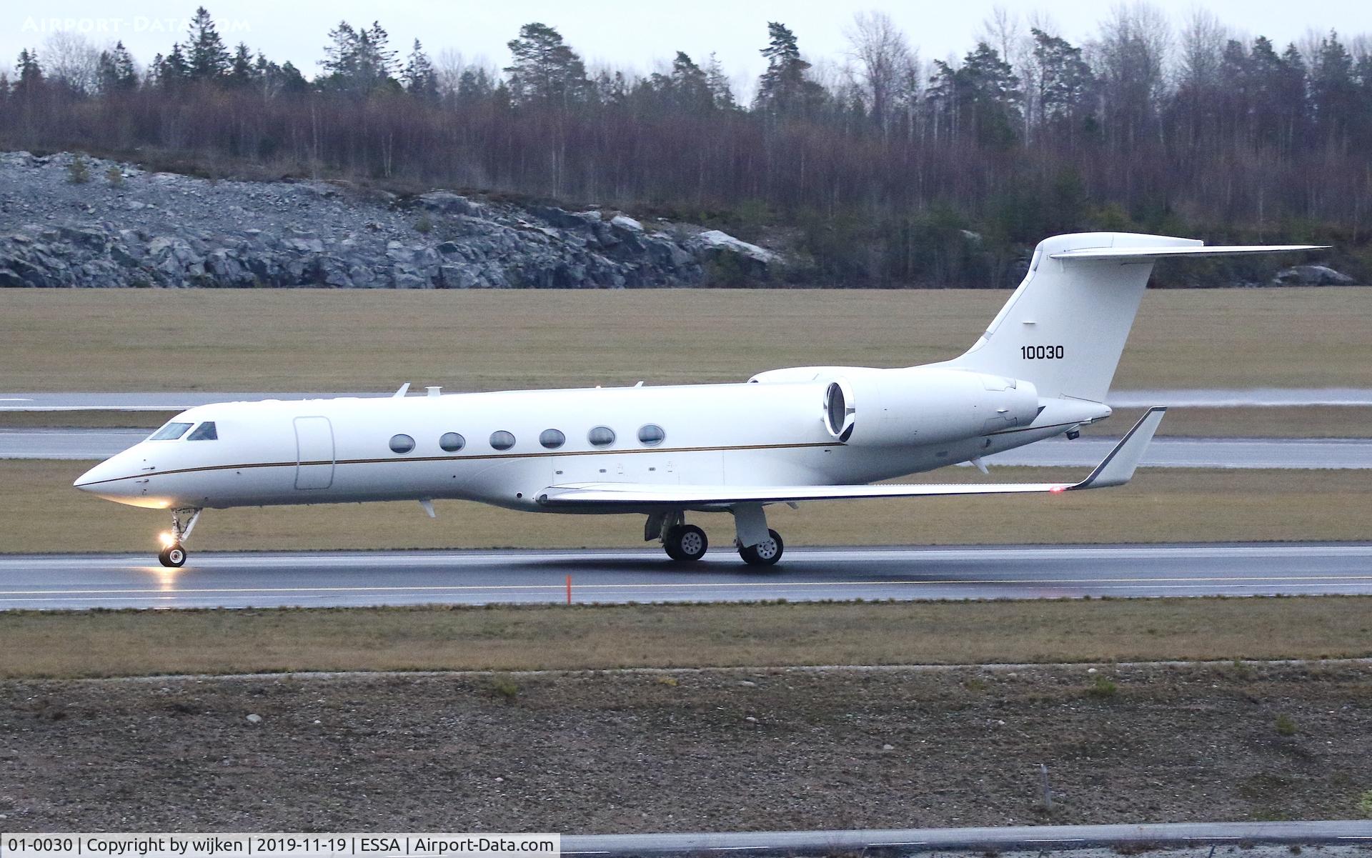 01-0030, 2001 Gulfstream Aerospace C-37A (G-V) C/N 663, Taxiway W