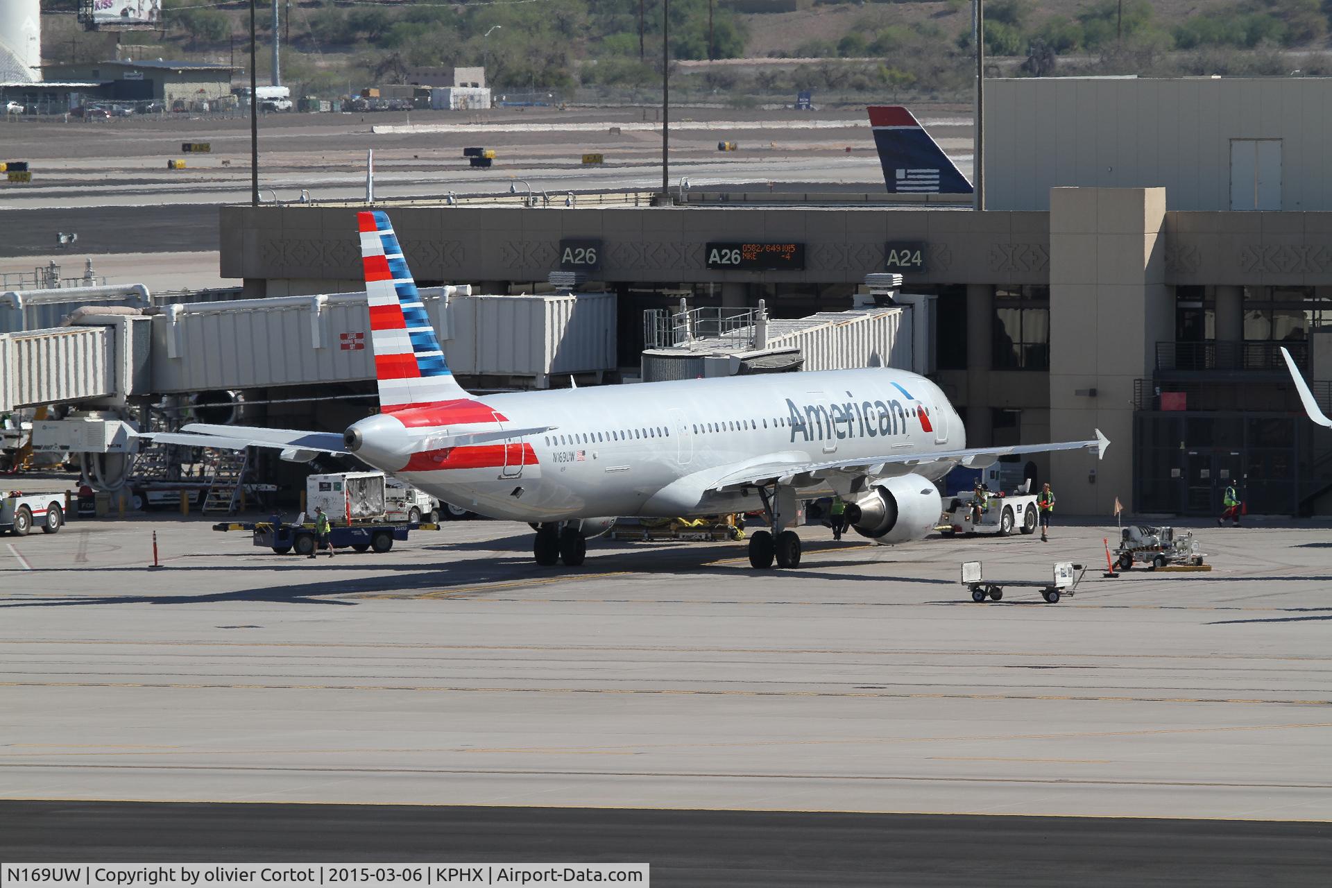 N169UW, 2001 Airbus A321-211 C/N 1455, Phoenix airport