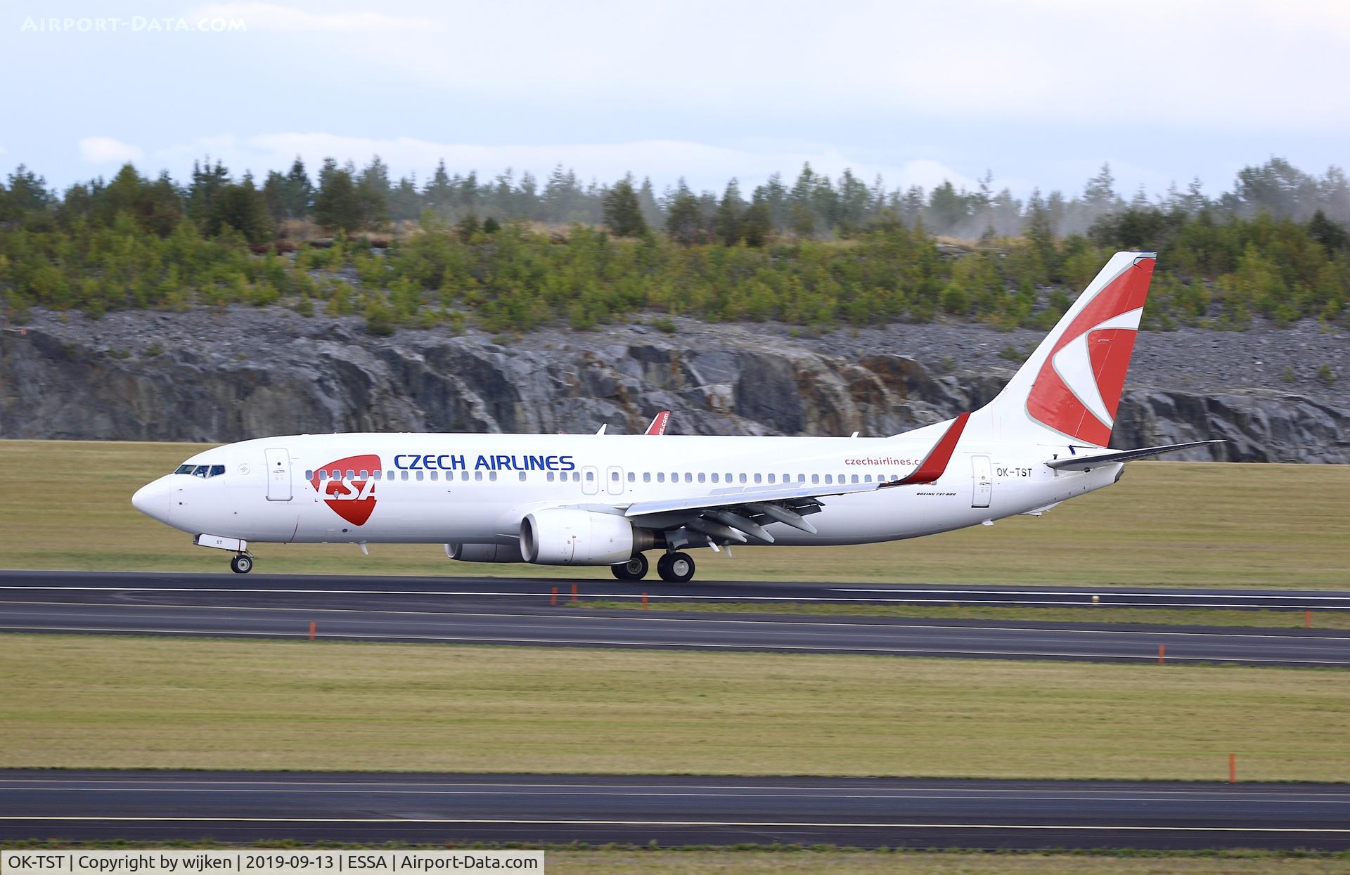 OK-TST, 2010 Boeing 737-86N C/N 37884, RWY 01R