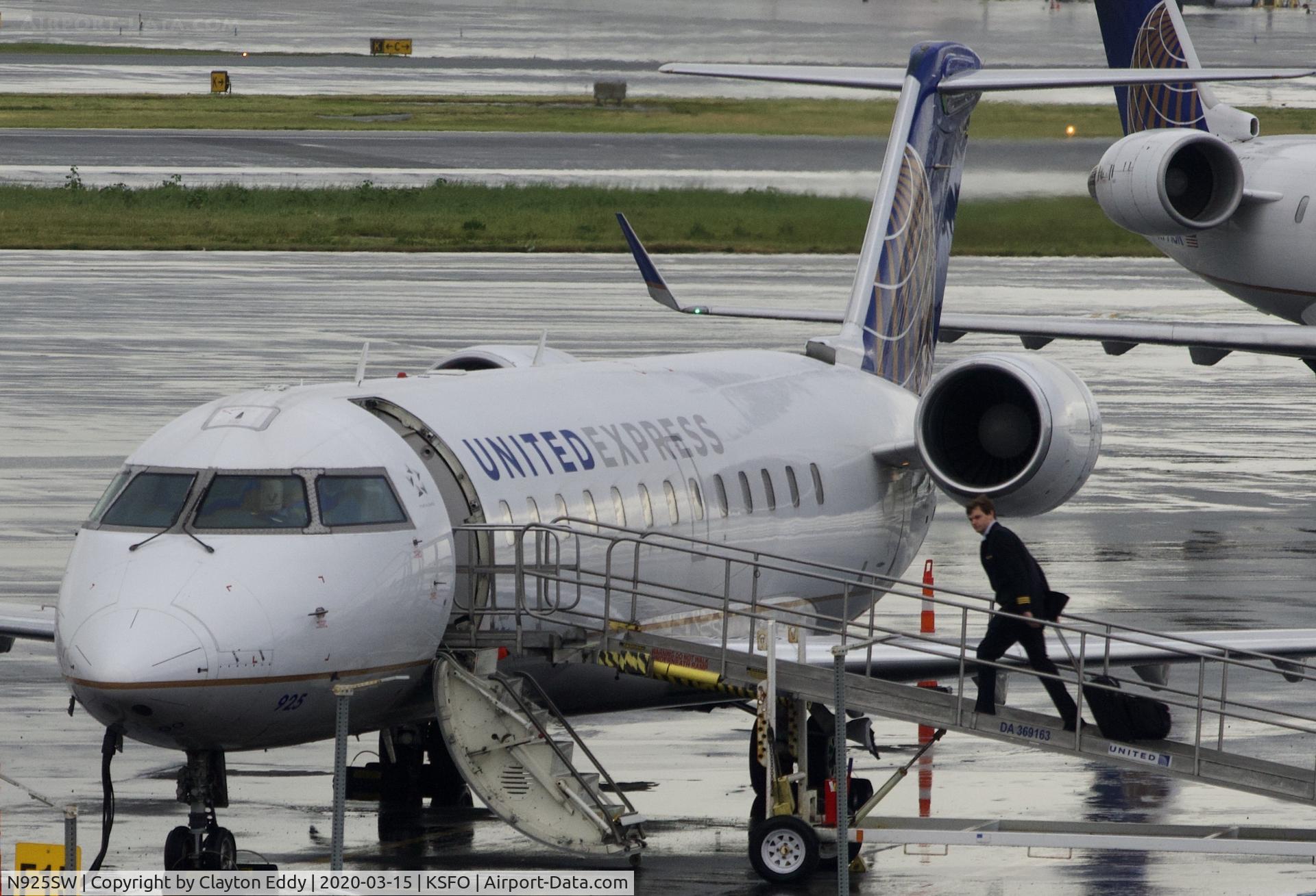 N925SW, 2002 Bombardier CRJ-200LR (CL-600-2B19) C/N 7682, SFO 2020.