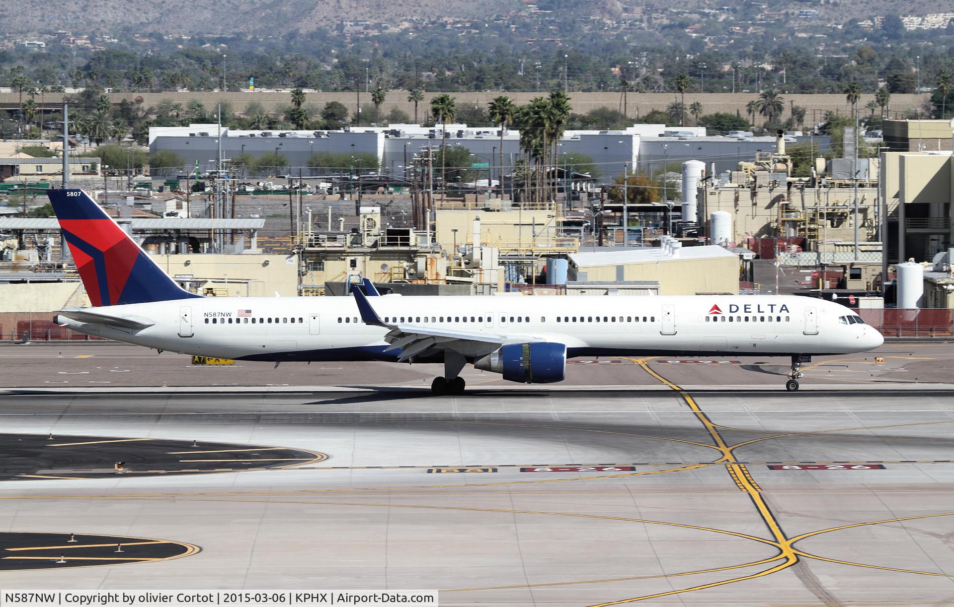 N587NW, 2002 Boeing 757-351 C/N 32986, Phoenix 2015