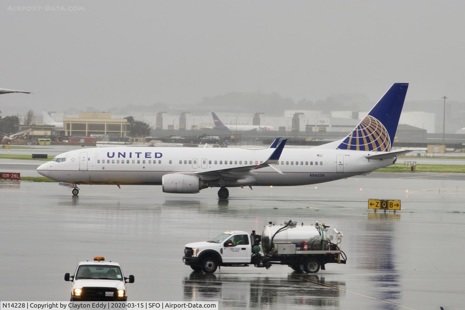 N14228, 1999 Boeing 737-824 C/N 28792, Rainy morning SFO 2020.