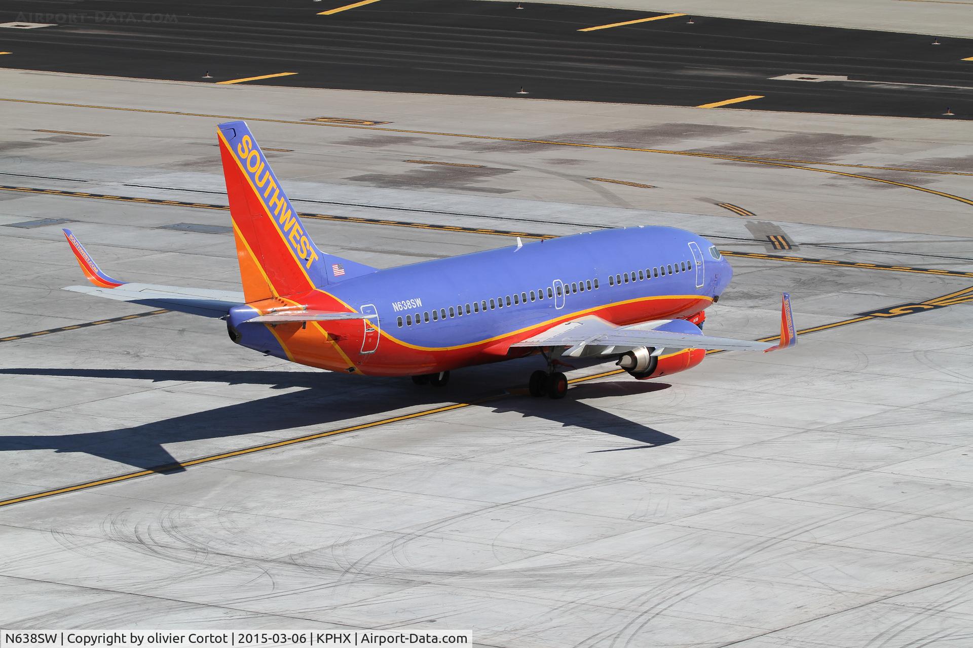 N638SW, 1996 Boeing 737-3H4 C/N 27711, taxiing in Phoenix