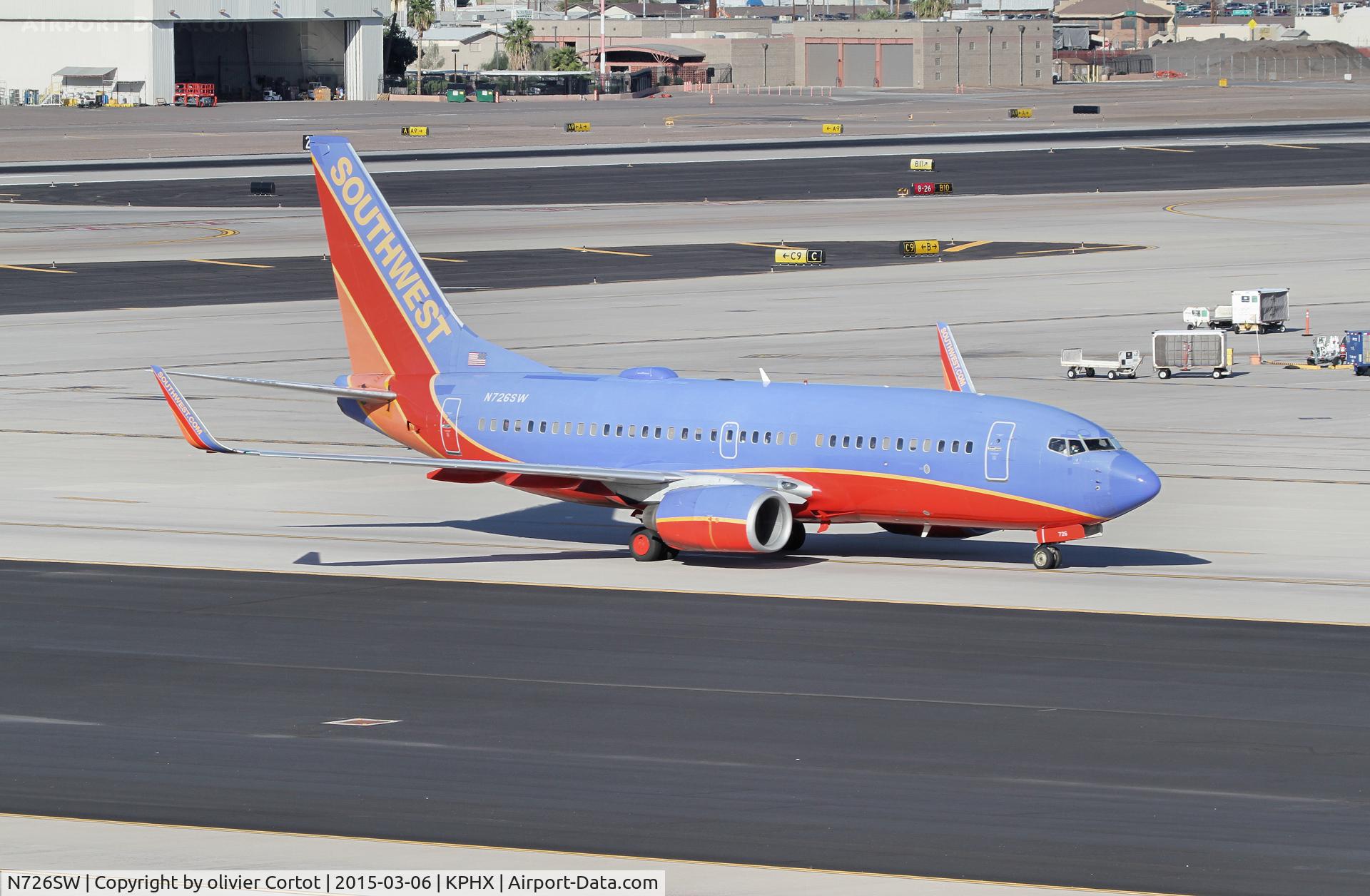 N726SW, 1999 Boeing 737-7H4 C/N 27858, very tired paint !