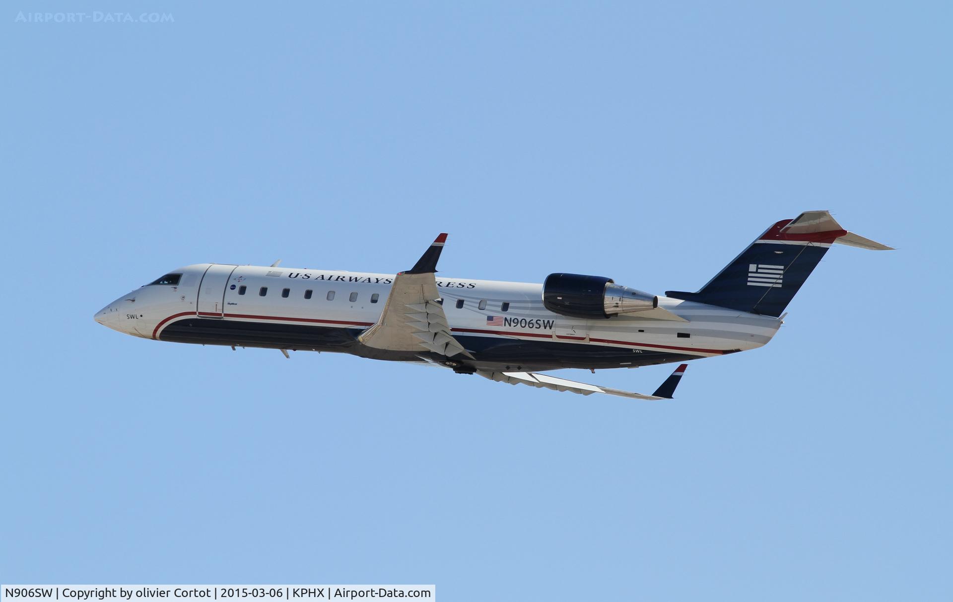 N906SW, 2001 Bombardier CRJ-200LR (CL-600-2B19) C/N 7510, leaving Phoenix