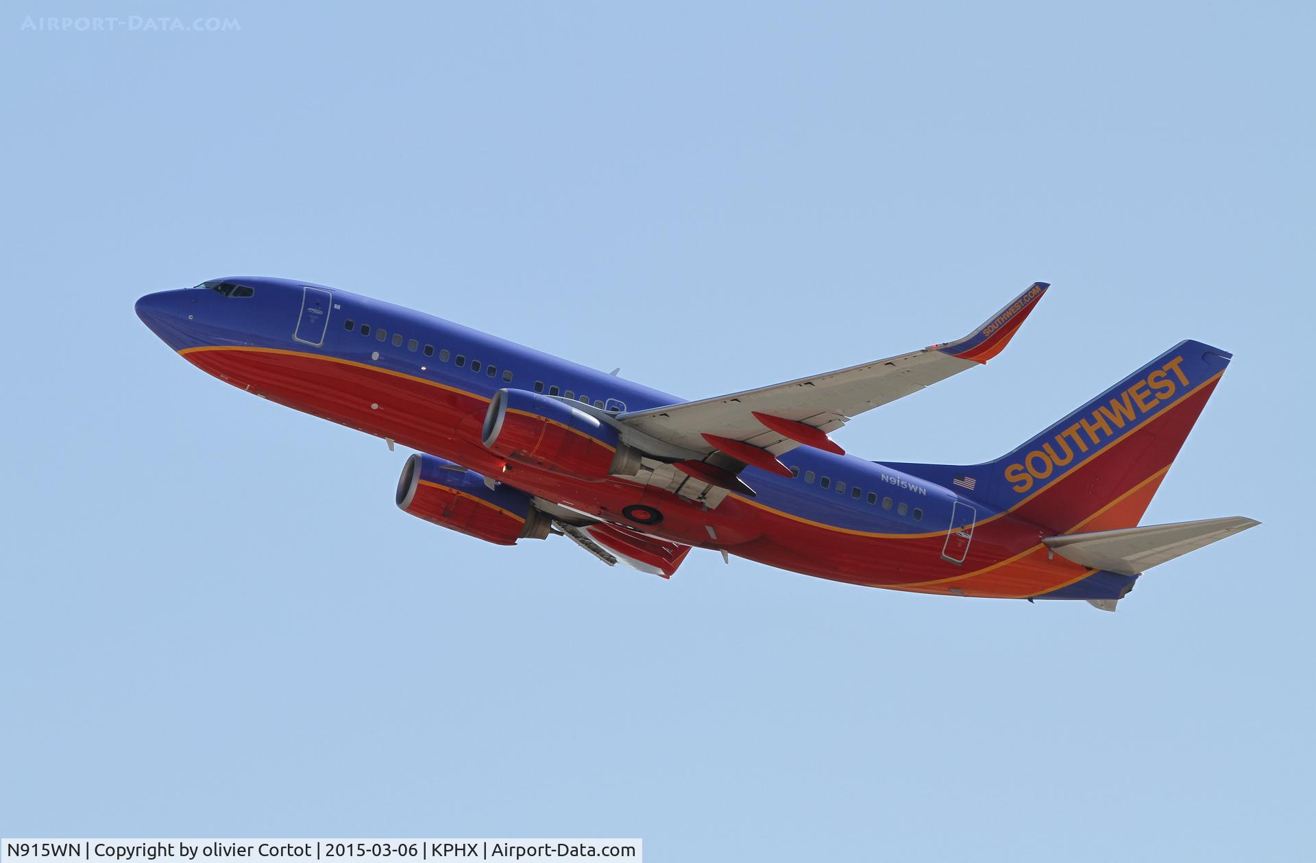 N915WN, 2008 Boeing 737-7H4 C/N 36888, leaving Phoenix