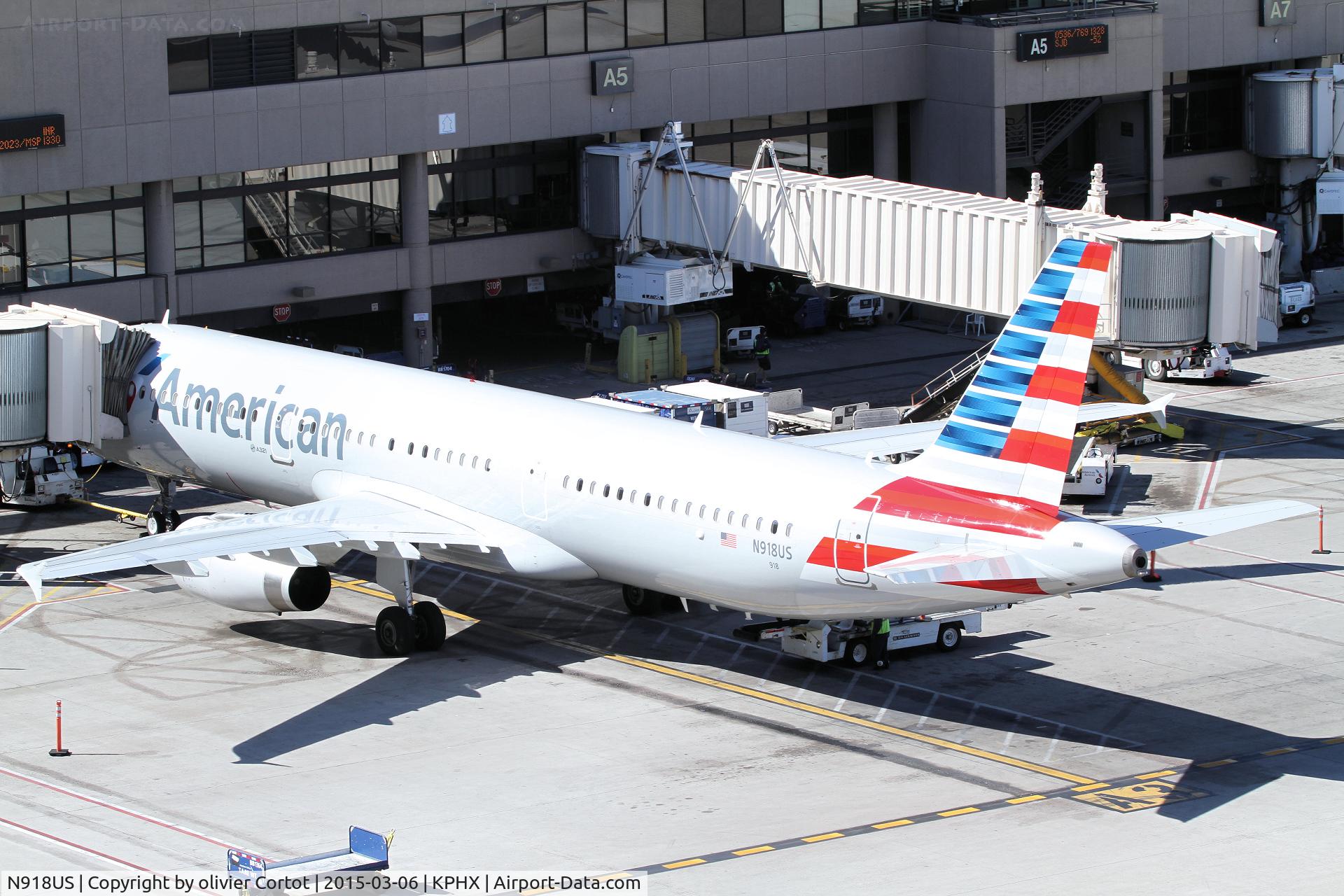 N918US, 2015 Airbus A321-231 C/N 6443, boarding at phoenix airport