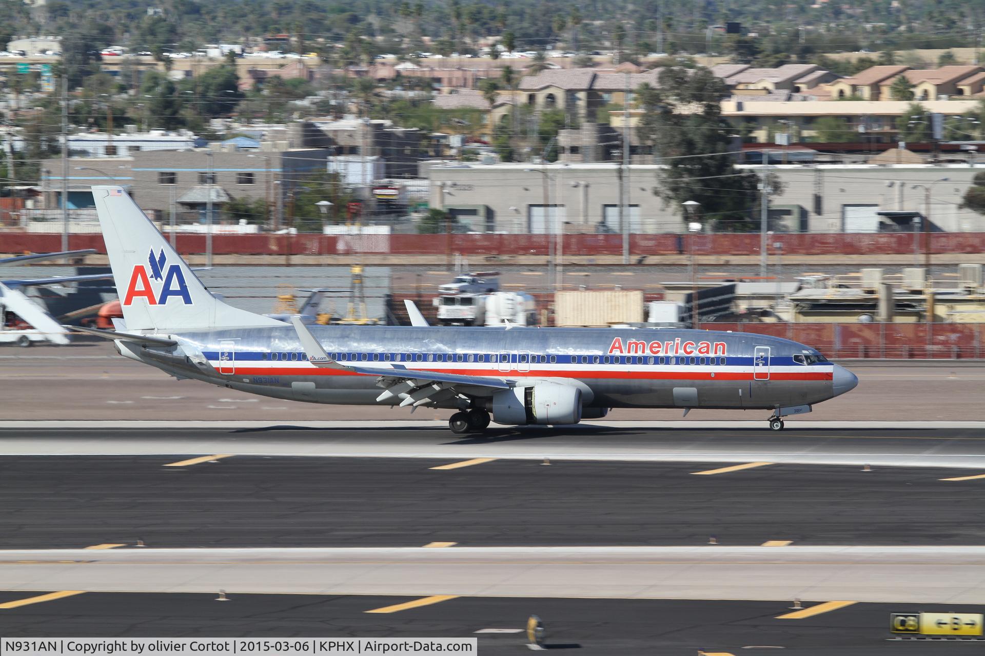 N931AN, 2000 Boeing 737-823 C/N 30079, landing at Phoenix