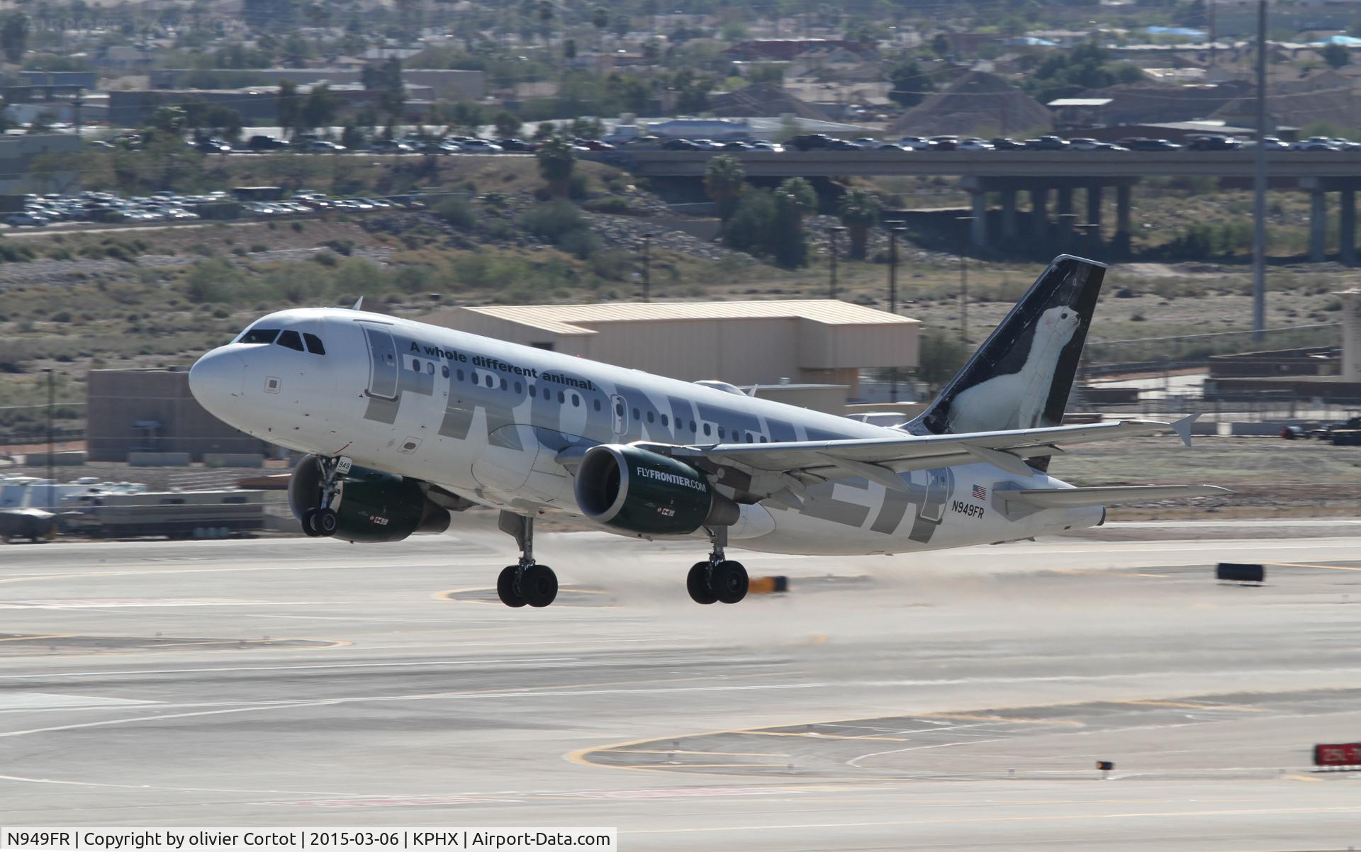 N949FR, 2006 Airbus A319-112 C/N 2857, leaving Phoenix
