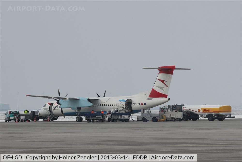 OE-LGD, 2000 De Havilland Canada DHC-8-402Q Dash 8 C/N 4027, VIE shuttle is getting prepared for flight home.....