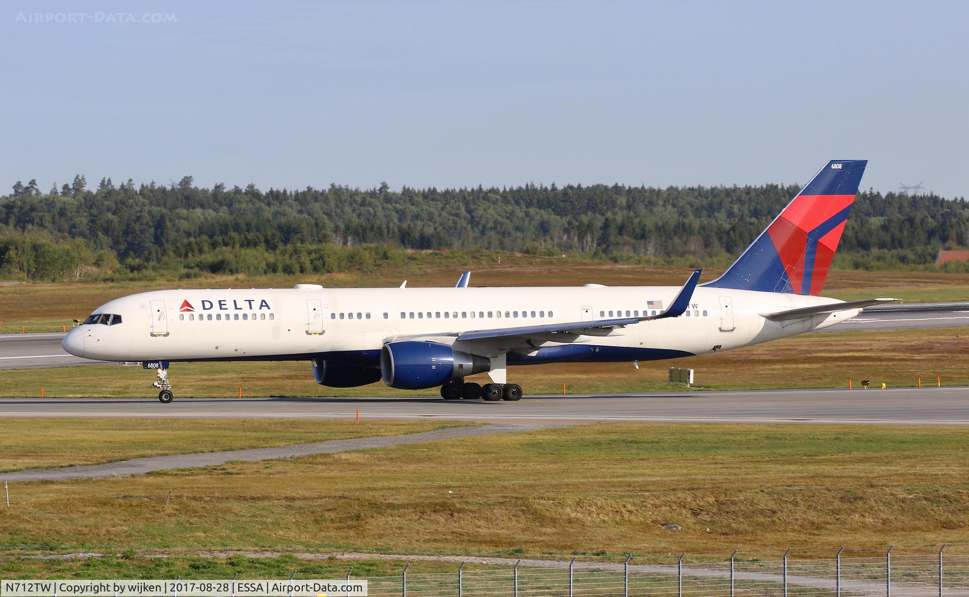 N712TW, 1997 Boeing 757-2Q8 C/N 27624, RWY 01L