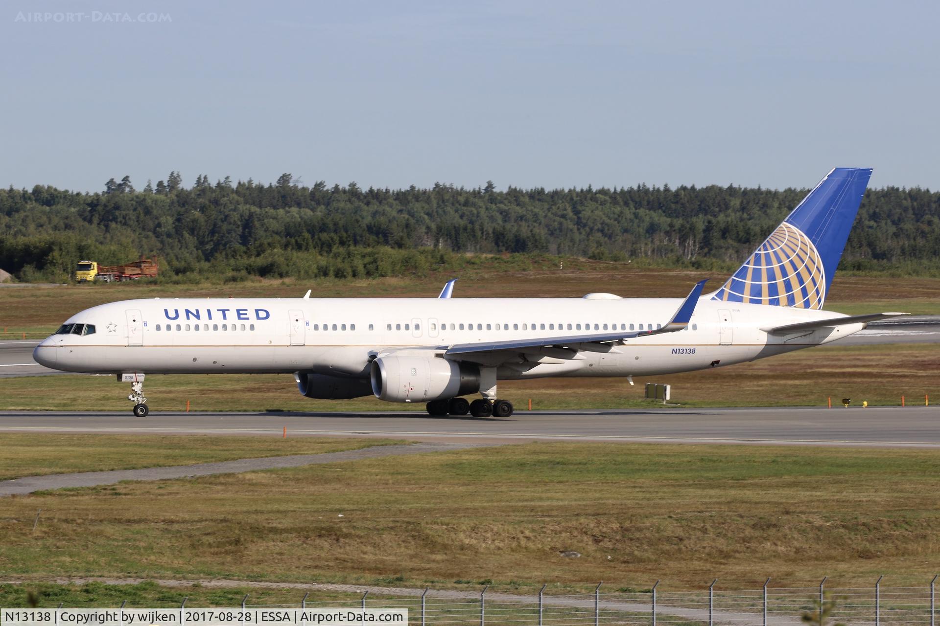 N13138, 1999 Boeing 757-224 C/N 30351, RWY 01L