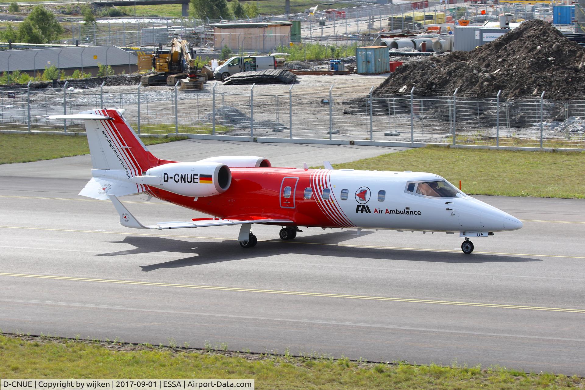 D-CNUE, 1999 Learjet 60 C/N 60-170, Taxiway W