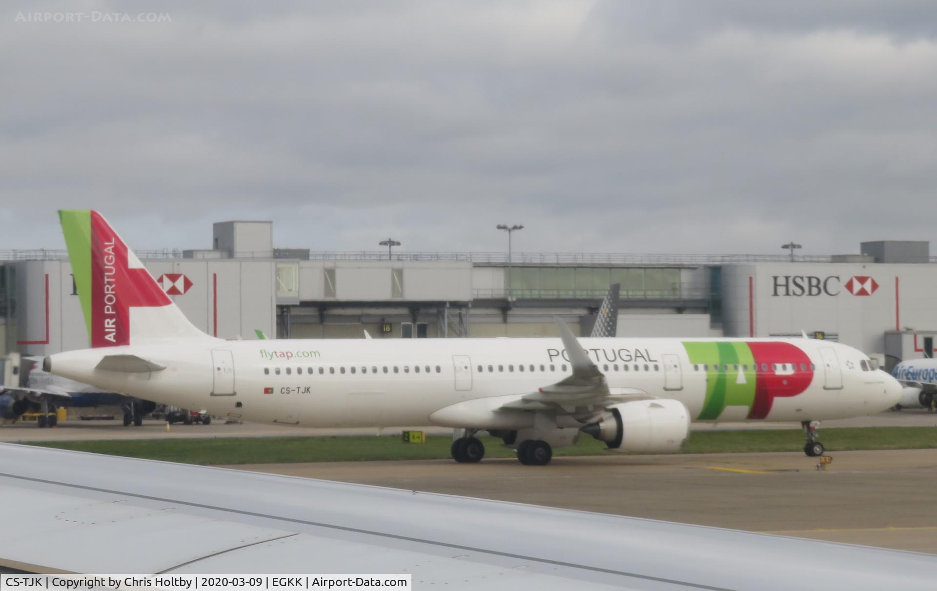 CS-TJK, 2018 Airbus A321-251N C/N 8553, Taxiing to gate at Gatwick, London