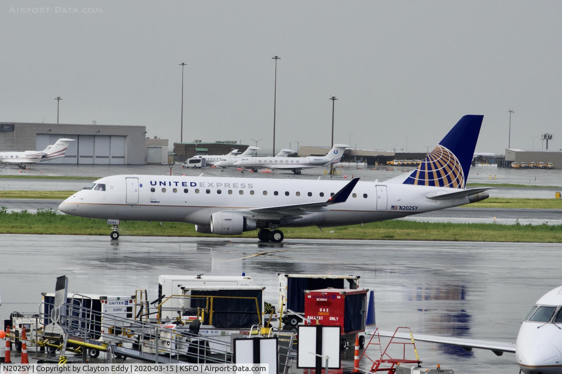 N202SY, 2016 Embraer 175LR (ERJ-170-200LR) C/N 17000624, Rainy morning SFO 2020.
