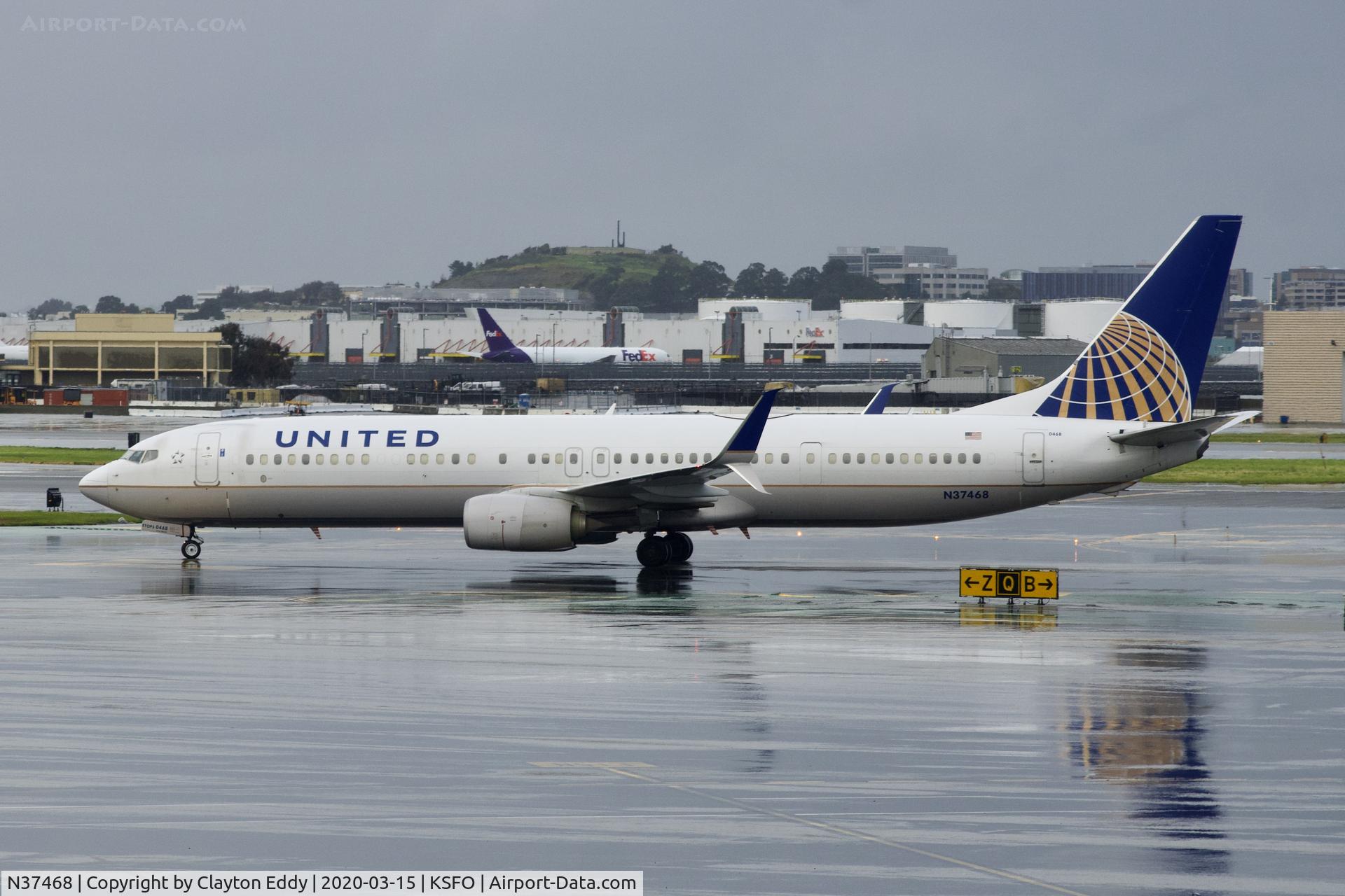 N37468, 2013 Boeing 737-924/ER C/N 32836, Rainy mooring SFO 2020.