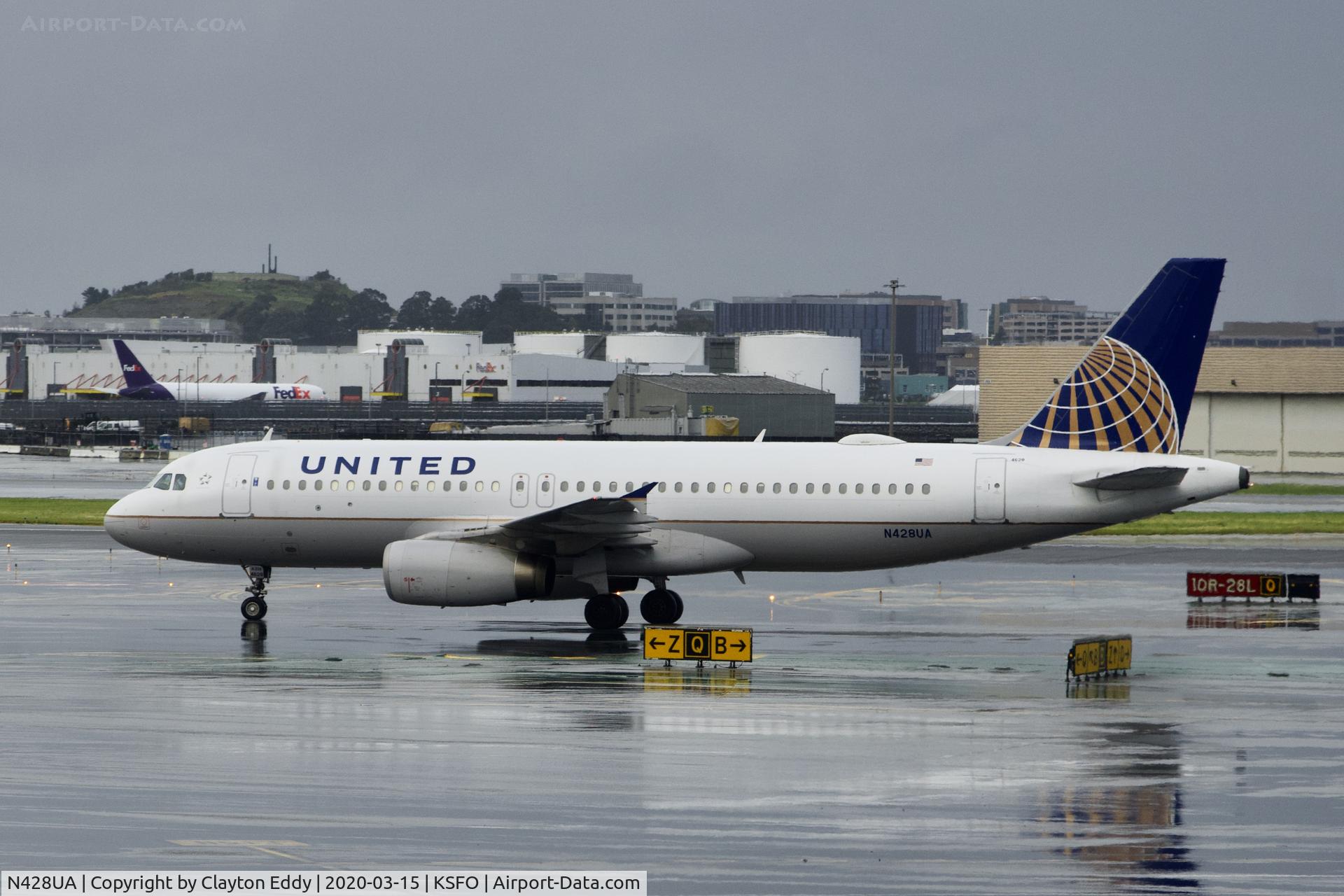 N428UA, 1995 Airbus A320-232 C/N 523, Rainy morning SFO 2020.
