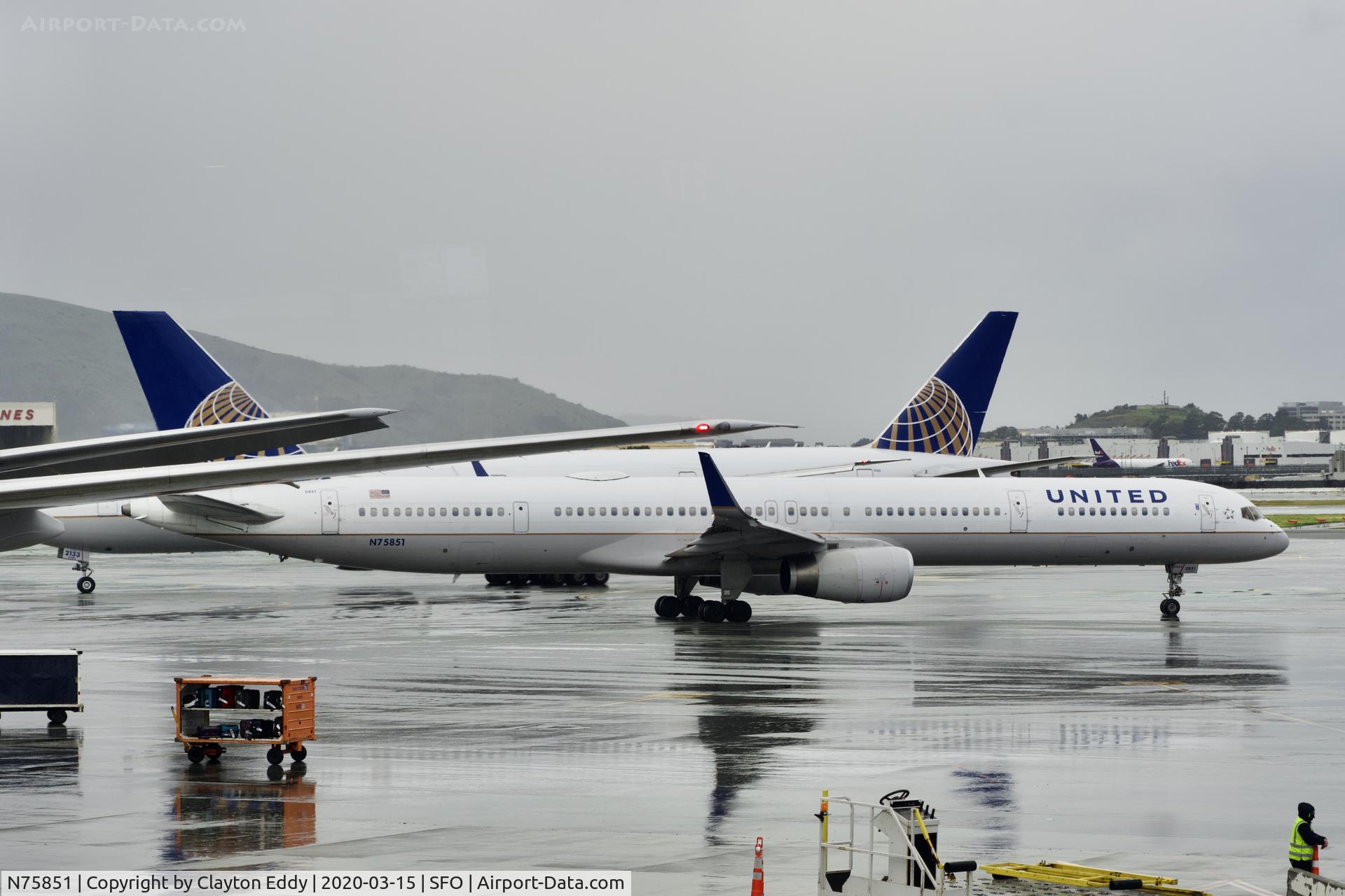 N75851, 2001 Boeing 757-324 C/N 32810, Rainy morning SFO 2020.