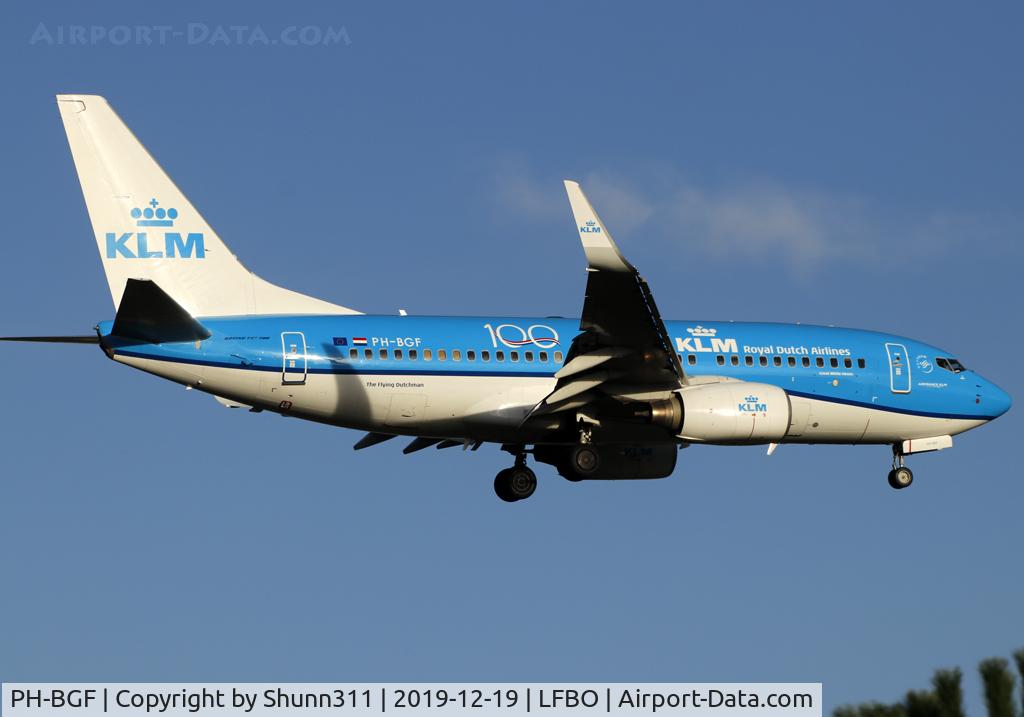 PH-BGF, 2008 Boeing 737-7K2 C/N 30365, Landing rwy 14R in new c/s... Additional '100' titles